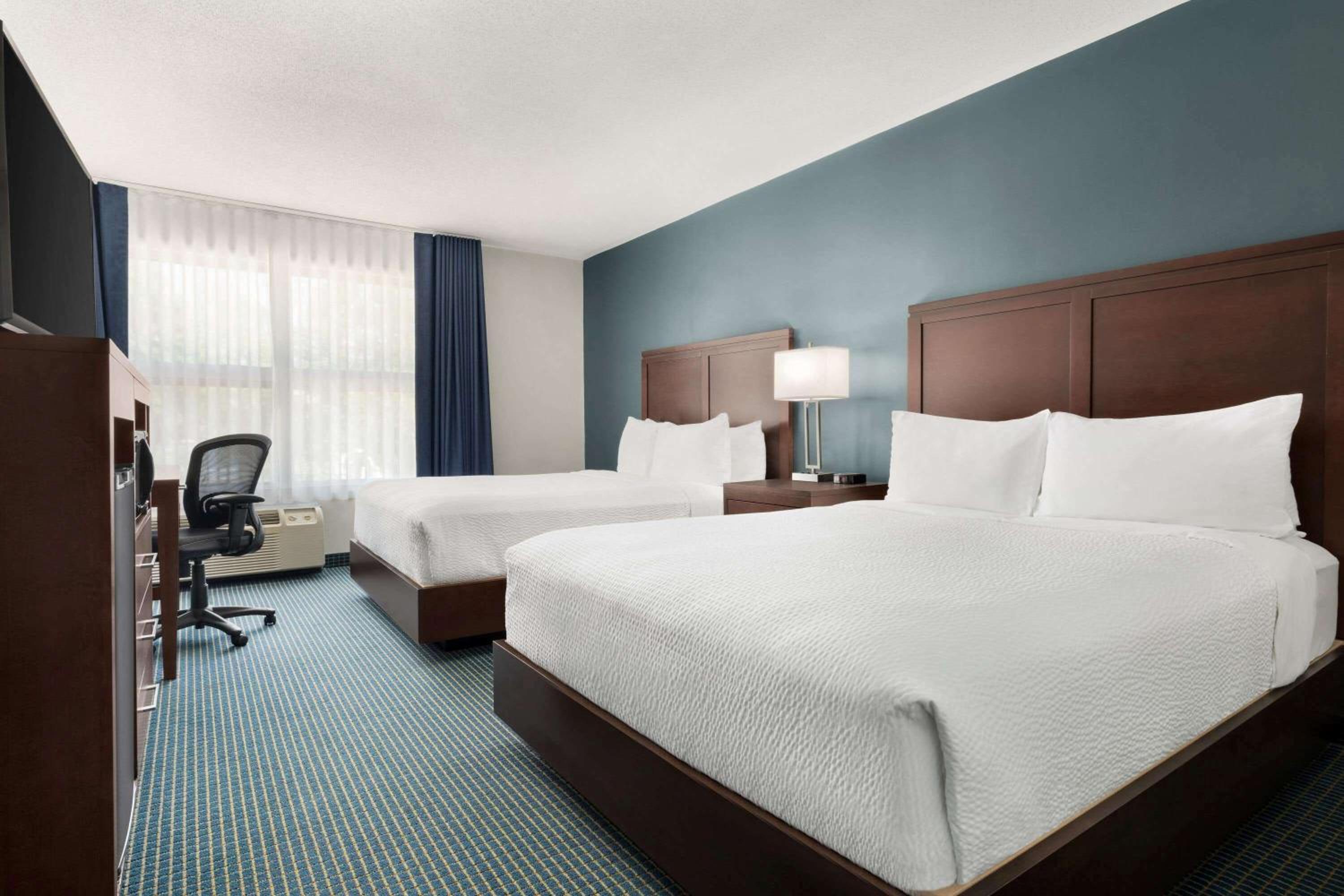 Queen Room with Two Queen Beds - Non-Smoking photo 3