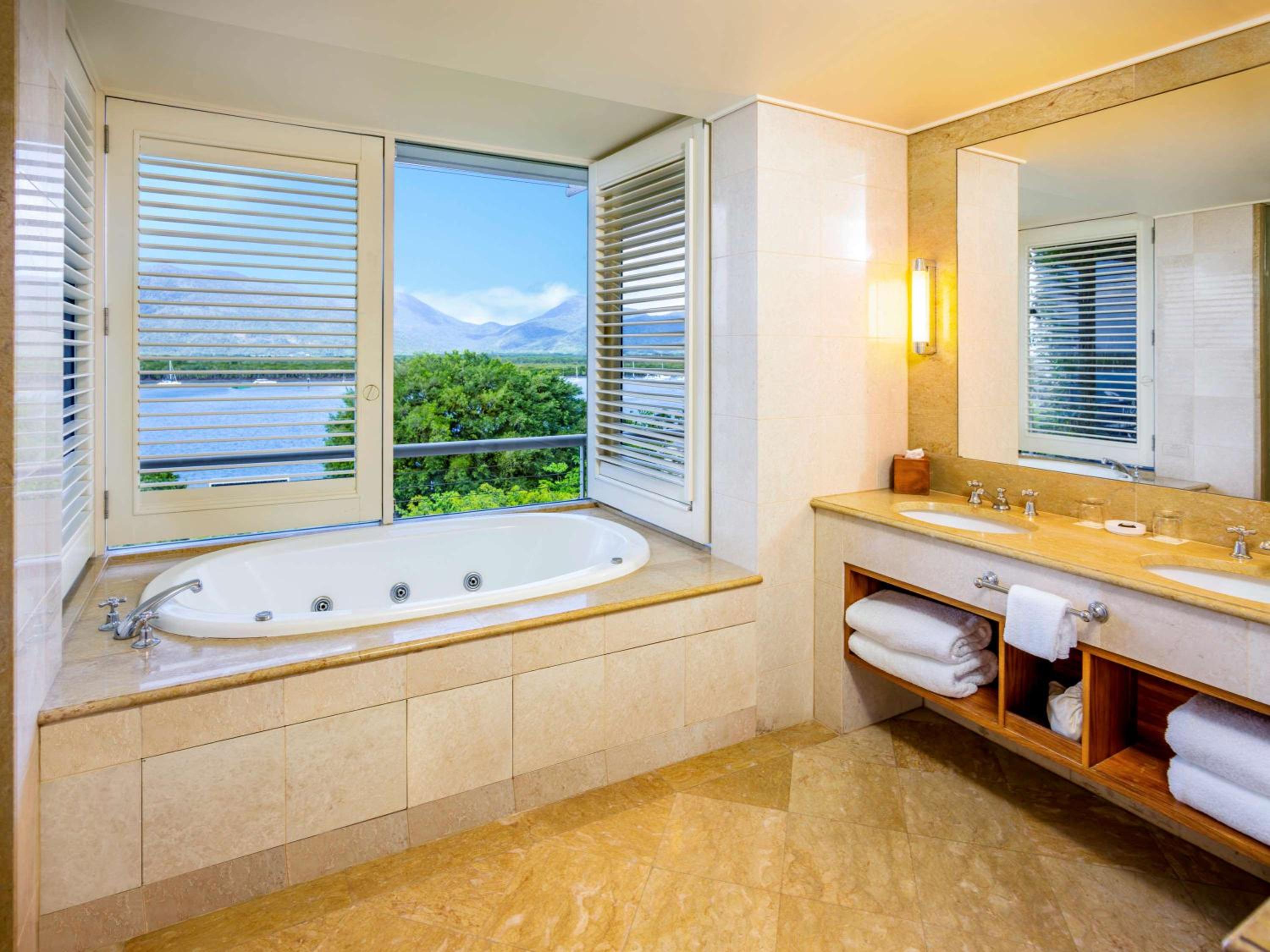 Premium Junior King Suite with Water Views and Double Spa with one drink voucher - Photo 10