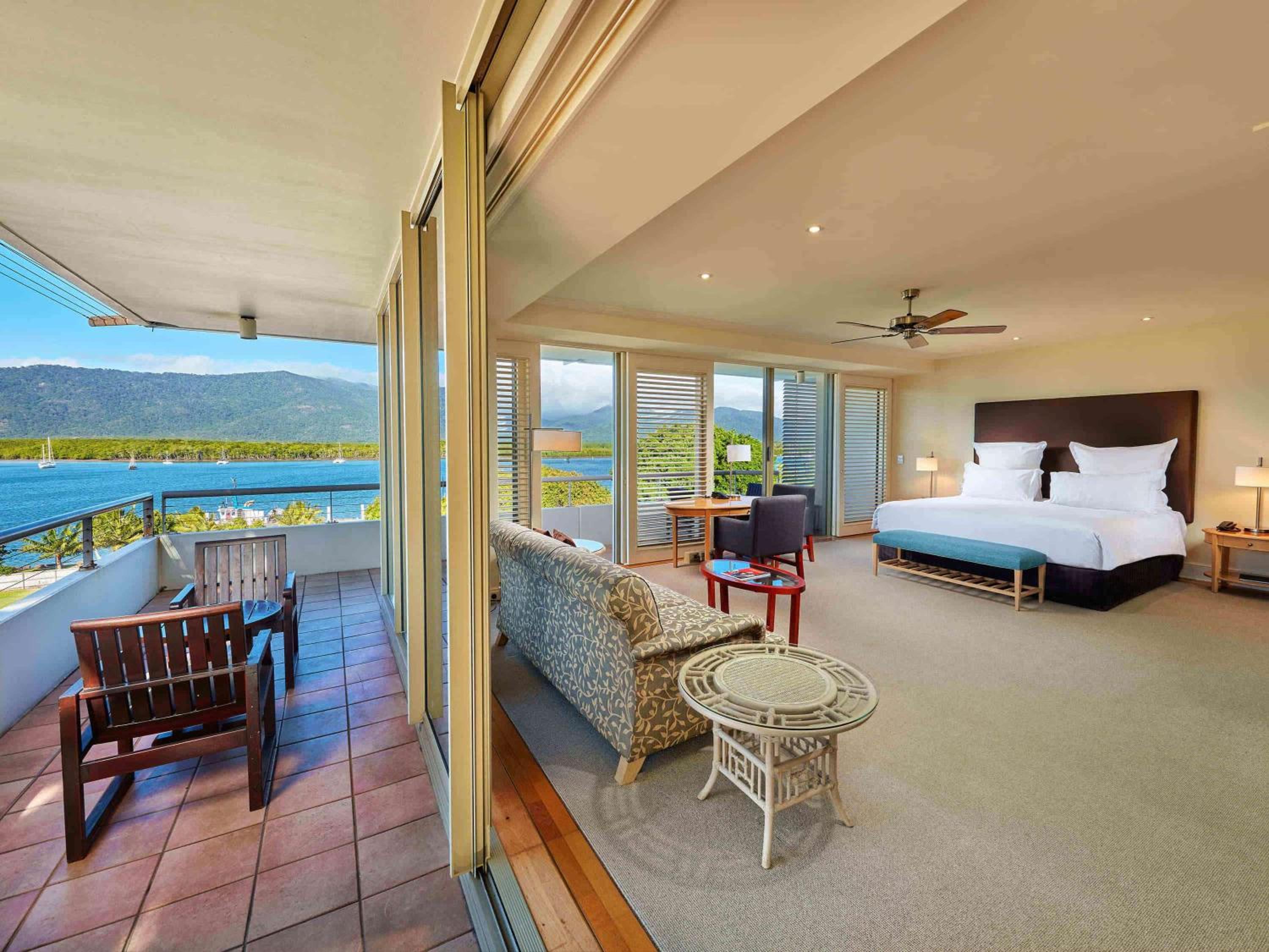 Premium Junior King Suite with Water Views and Double Spa with one drink voucher - Photo 9