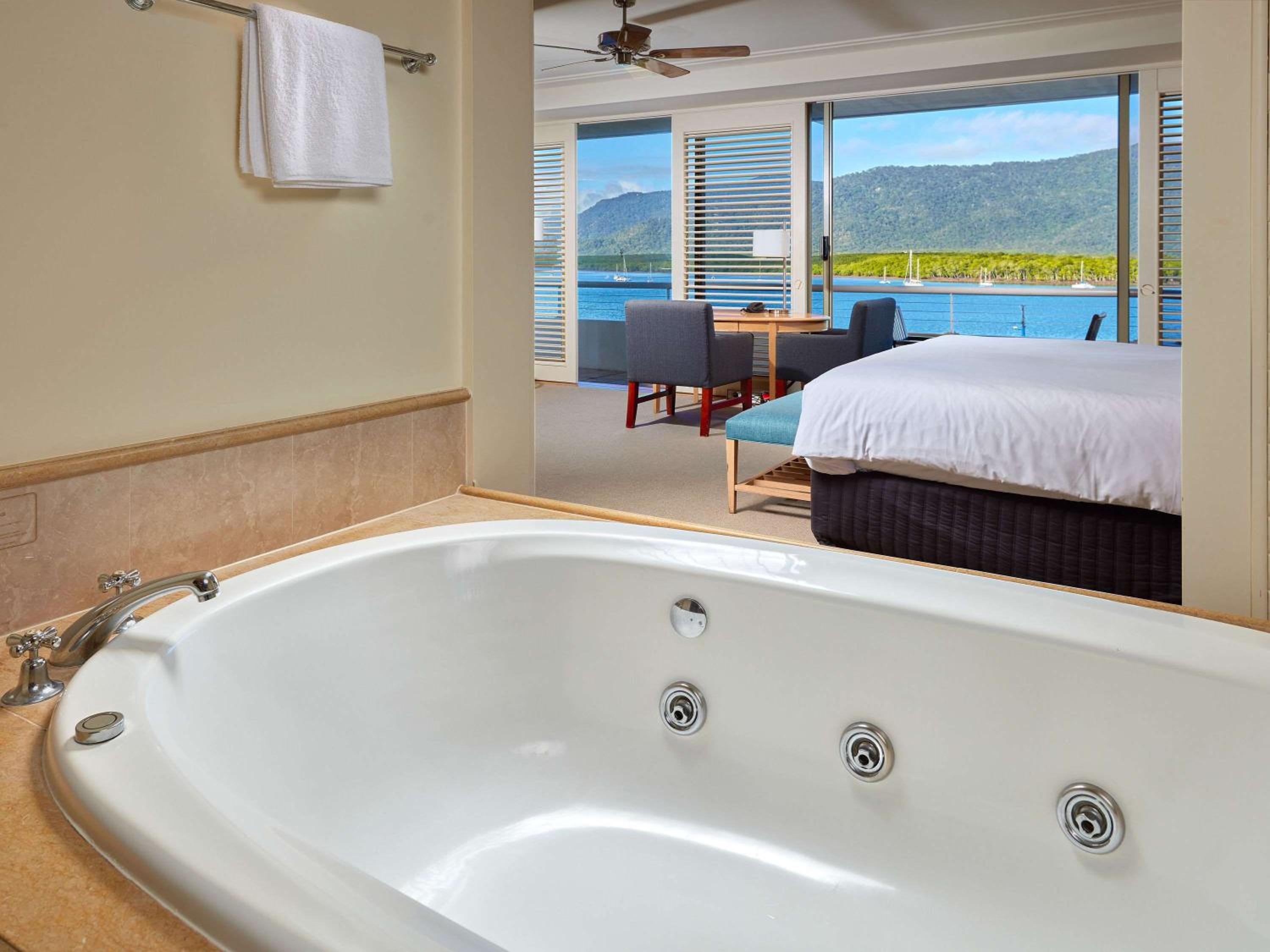 Premium Junior King Suite with Water Views and Double Spa with one drink voucher - Photo 8