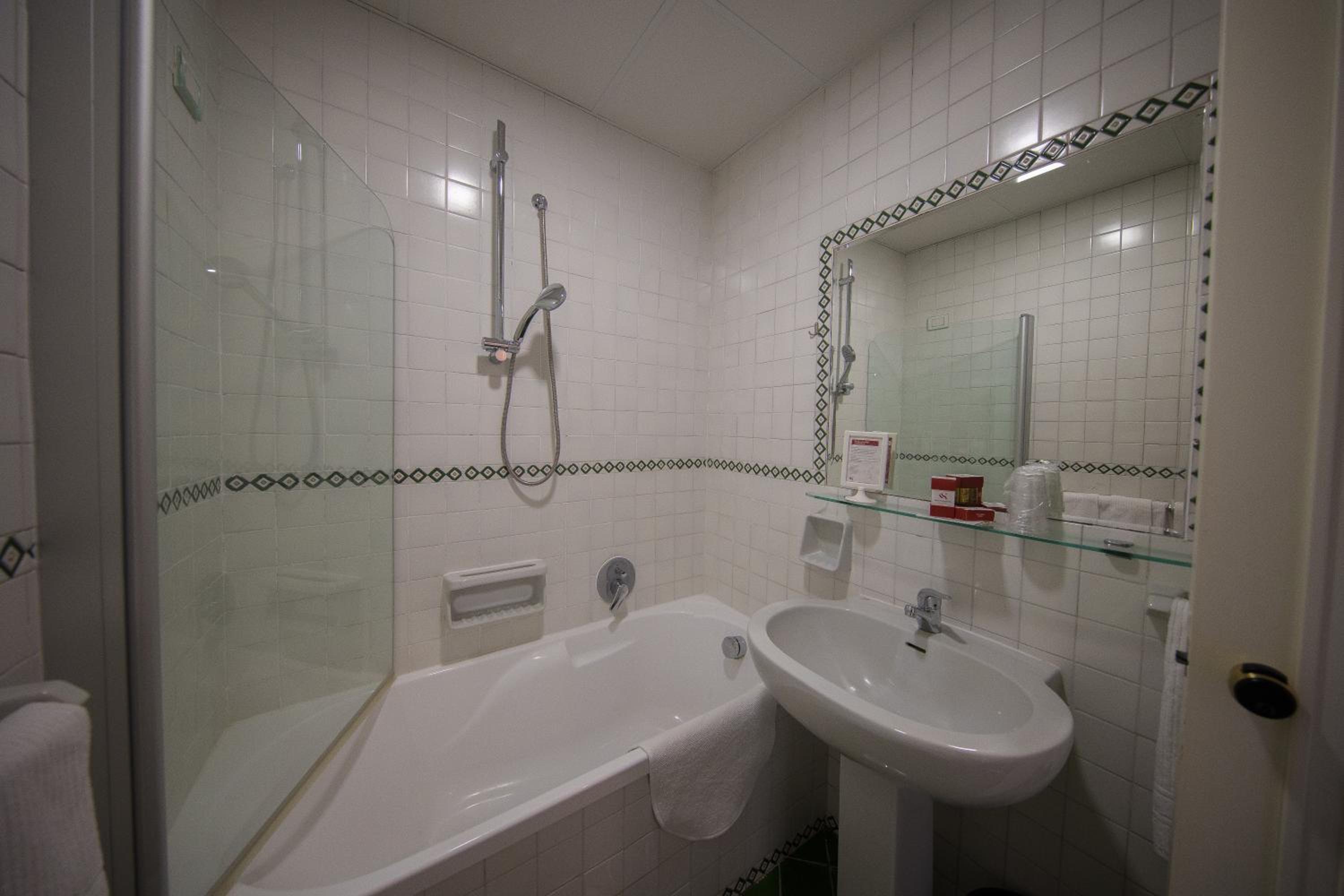 Standard Double Room - Photo 2