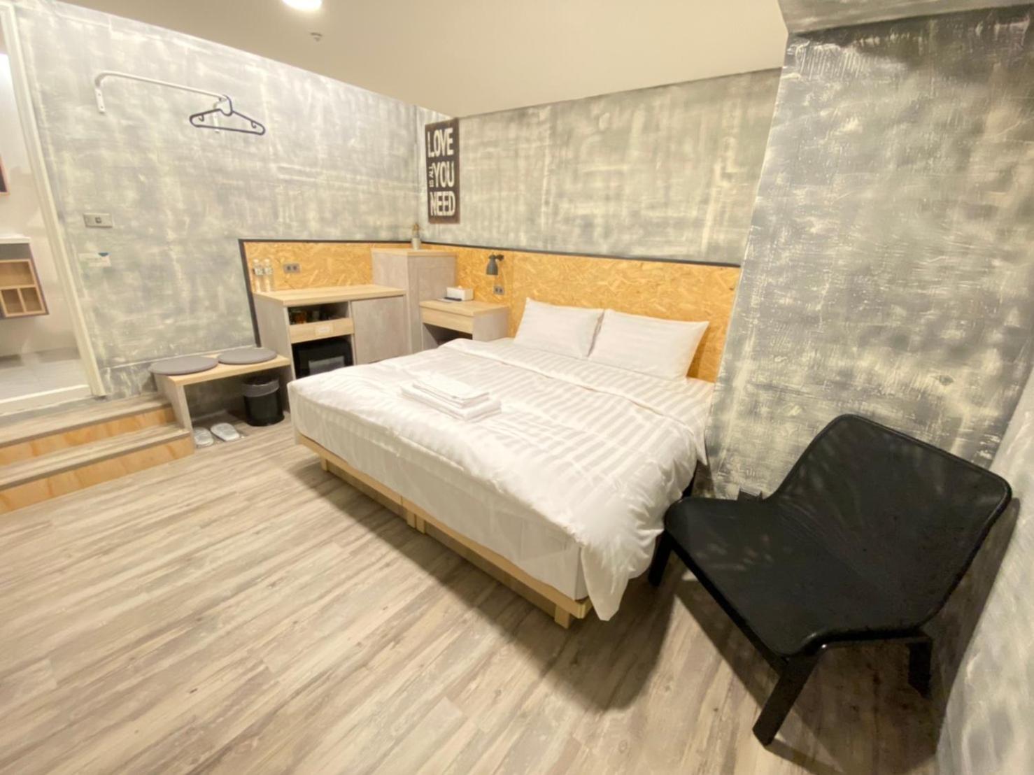 Standard Queen Room - no window - Photo 9