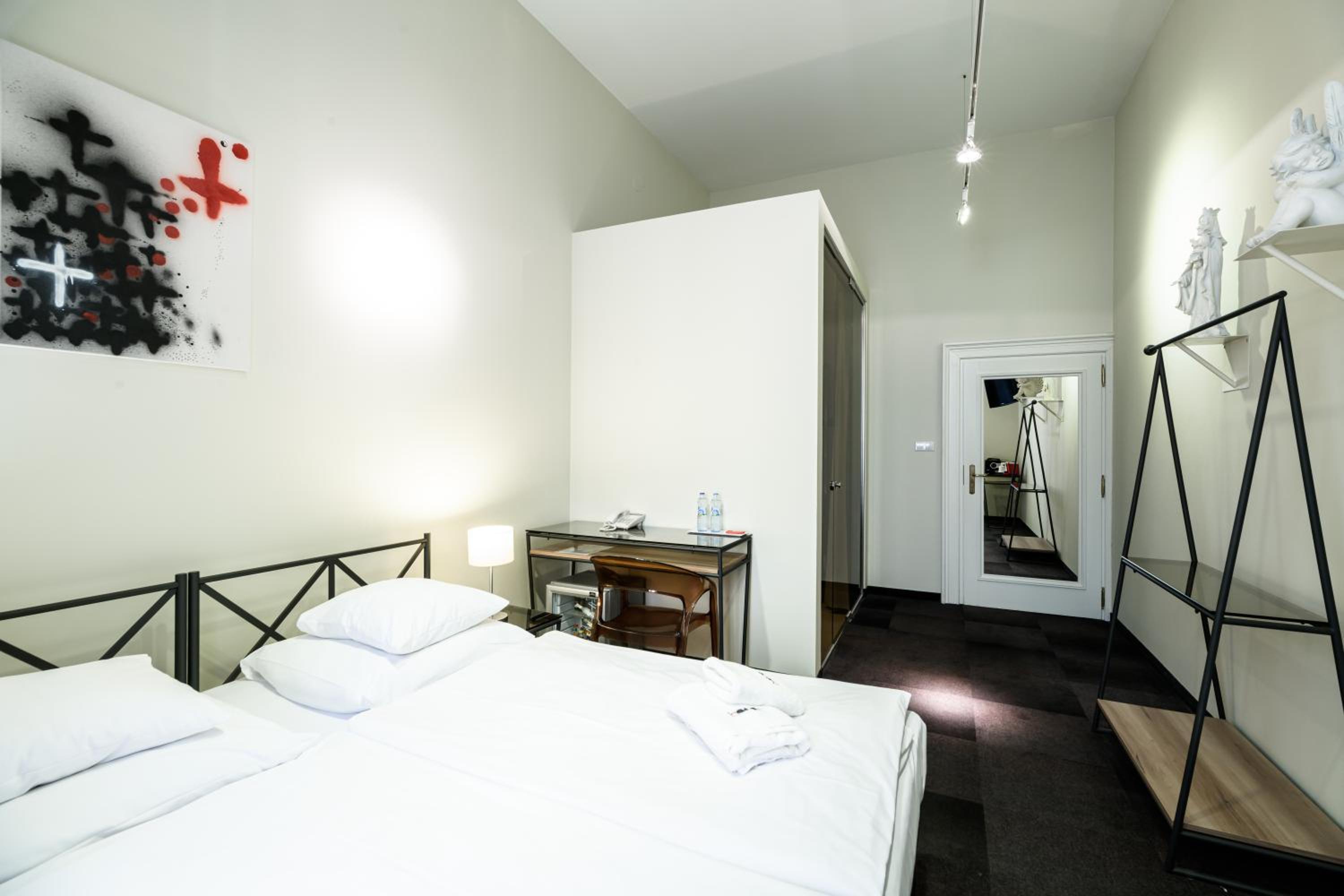 Classic Double Room - Photo 6