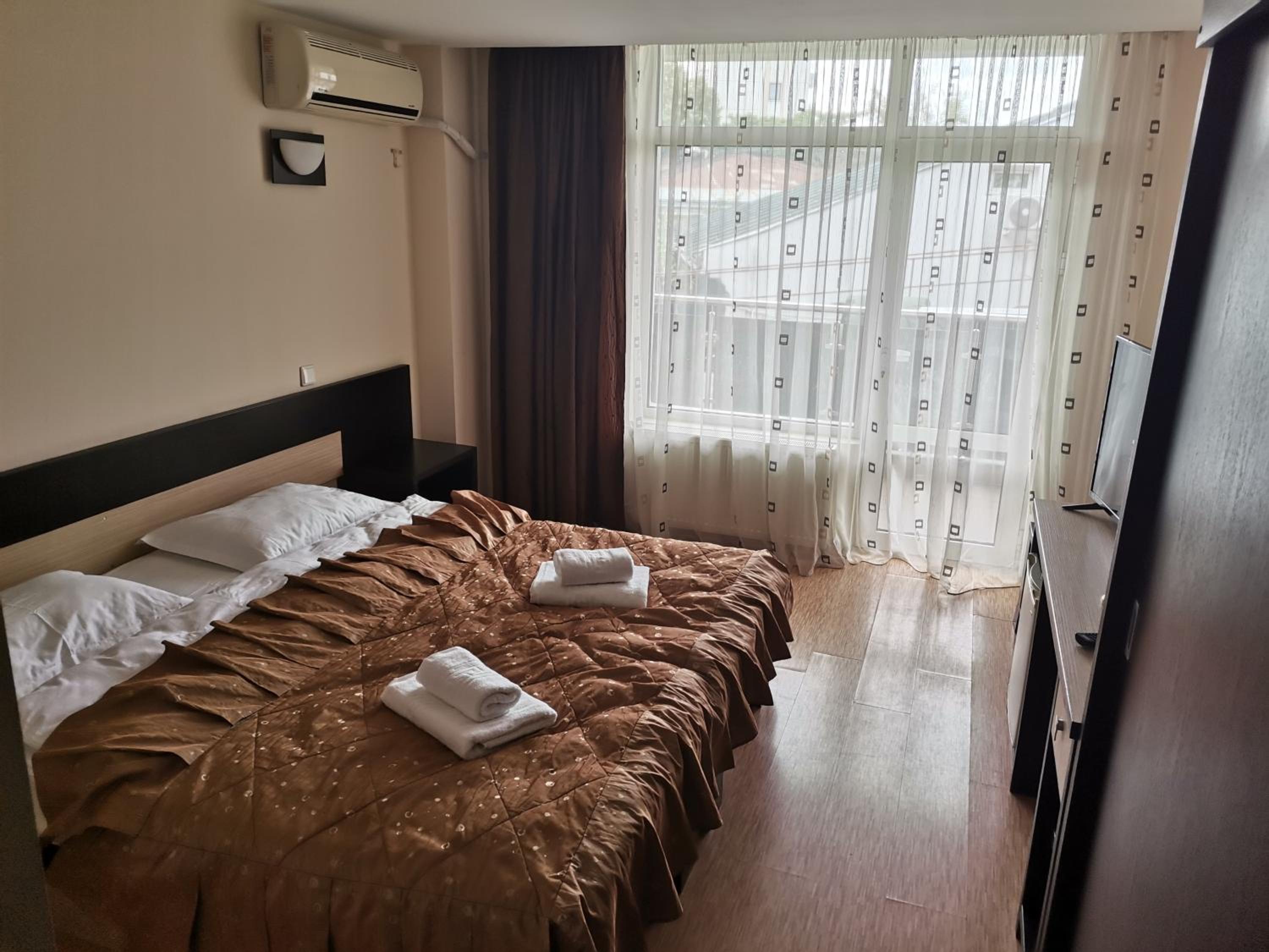 King Room with Balcony - Photo 9
