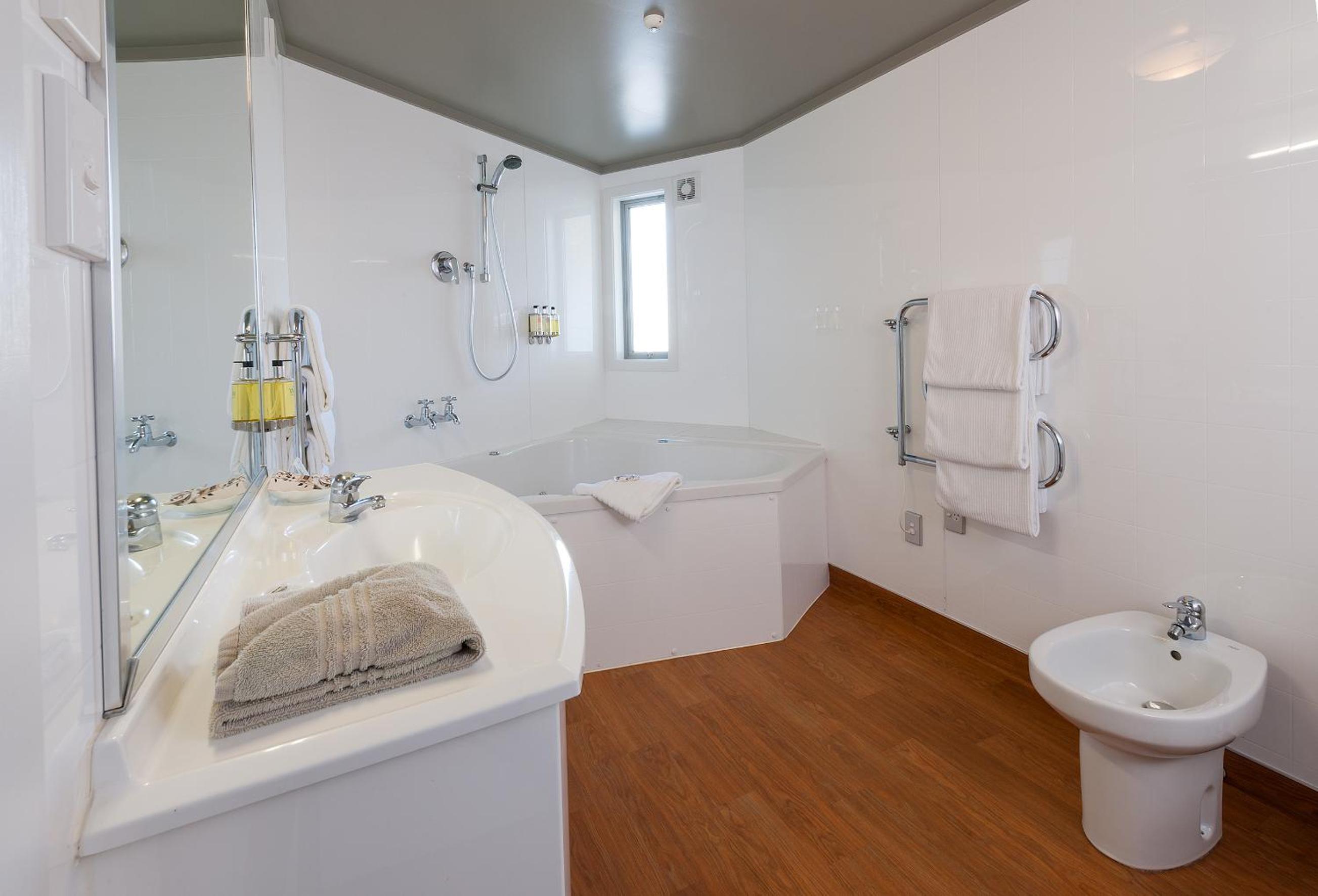 King Spa Bath Harbor View - Photo 4