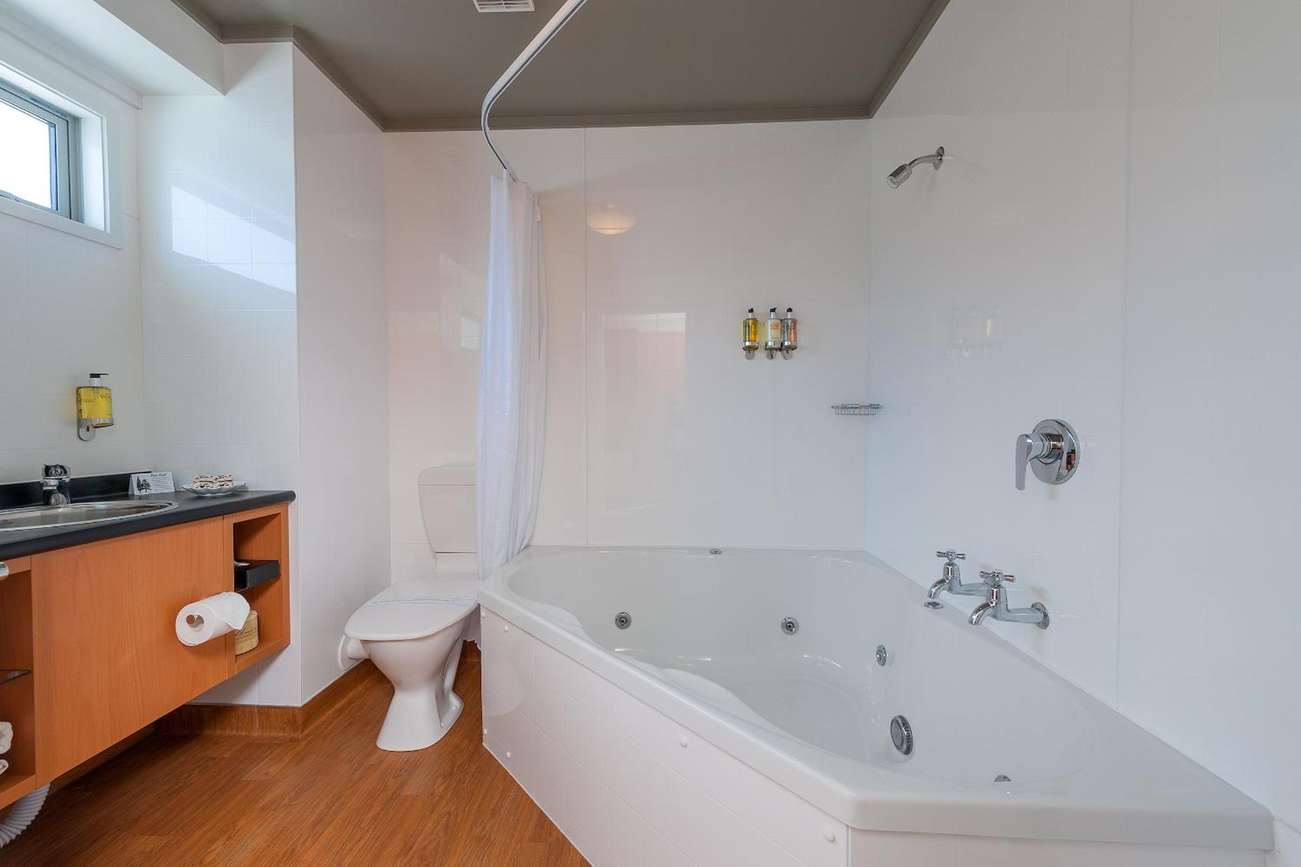 Twin Spa Bath Harbor View - Photo 3