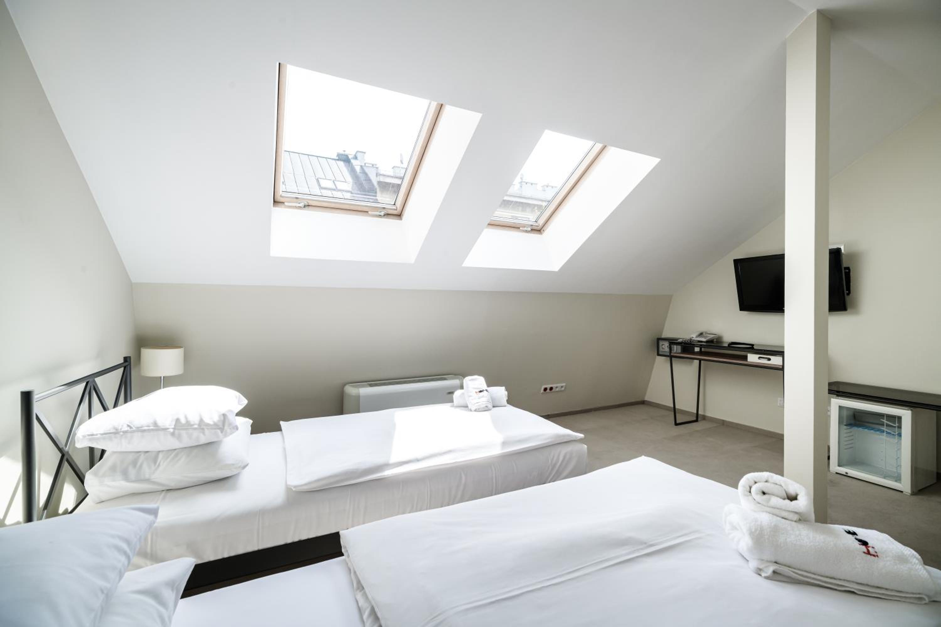 Classic Double Room - Photo 9
