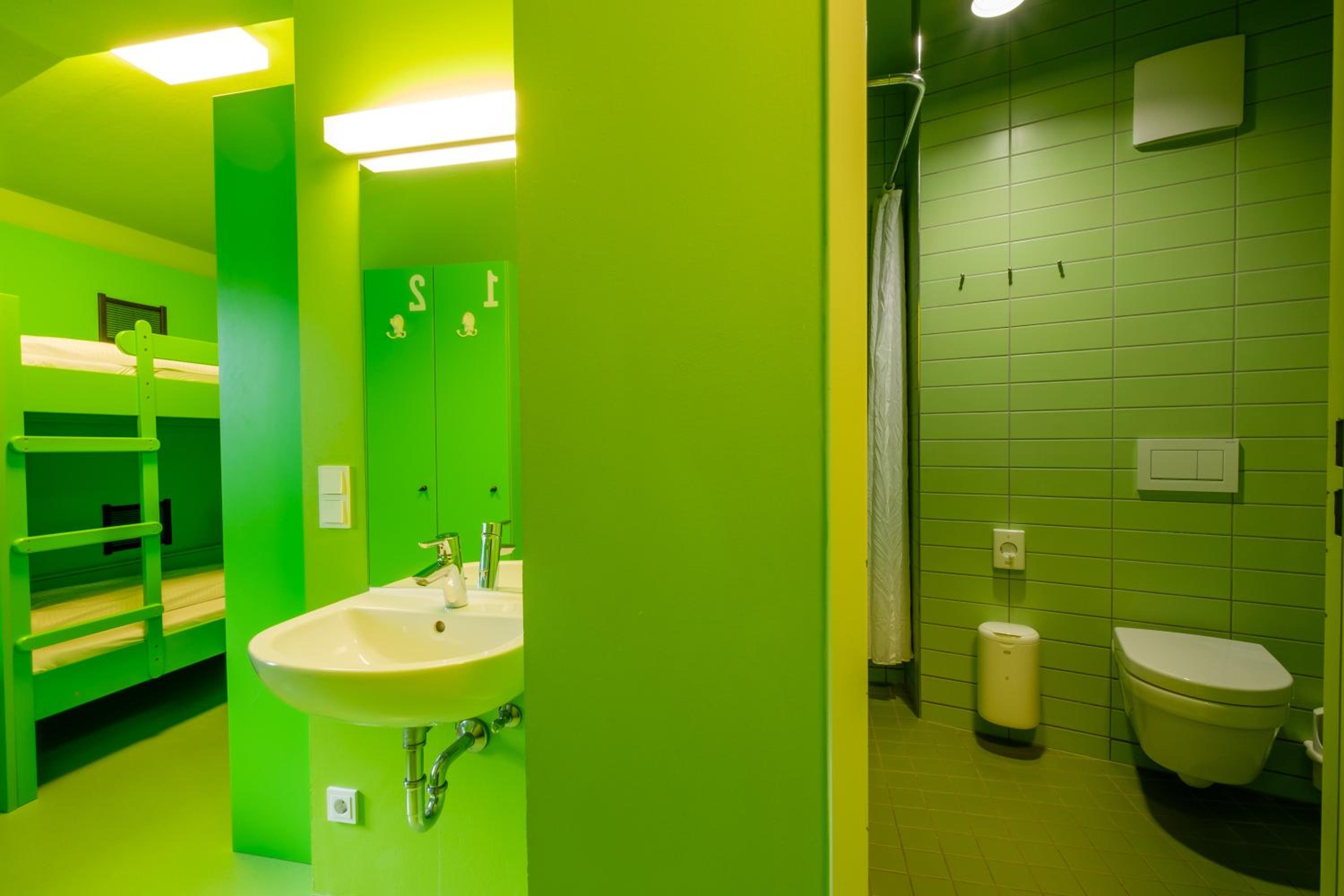 Quadruple Room with Shower - Photo 4