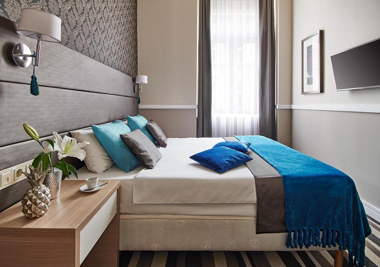 Suite with City View - Photo 14