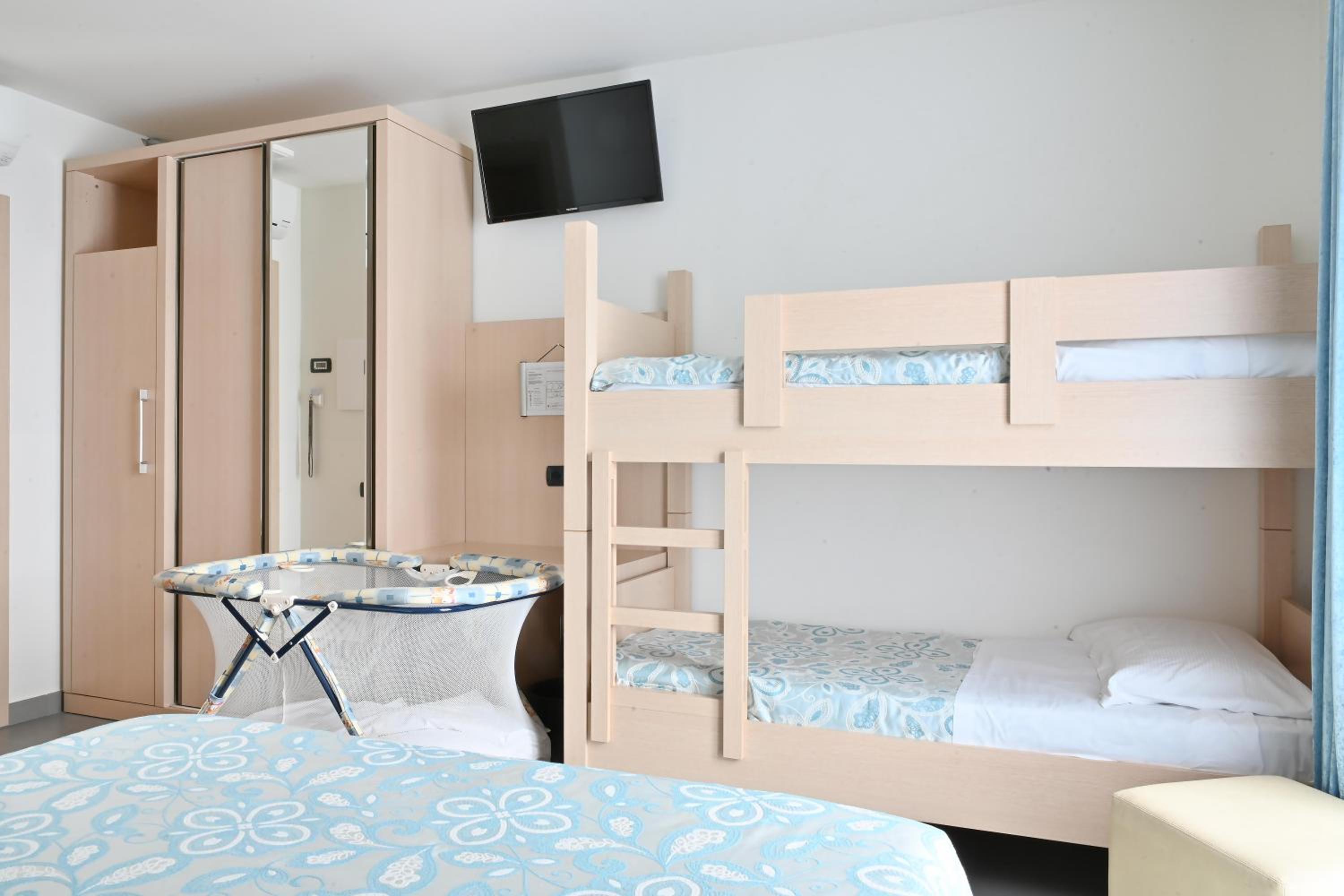 Quadruple Room with Balcony photo 3