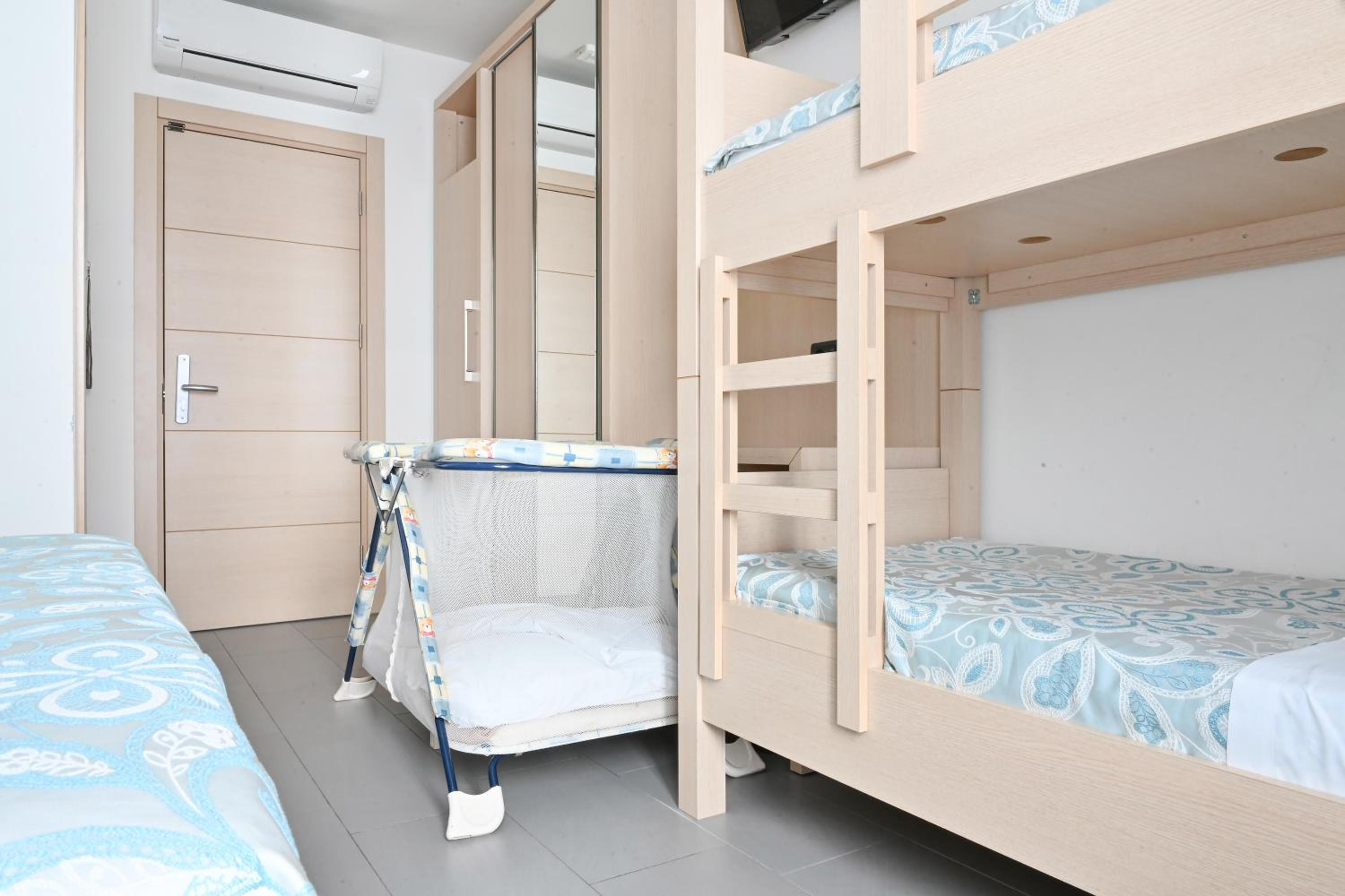 Quadruple Room with Balcony photo 2