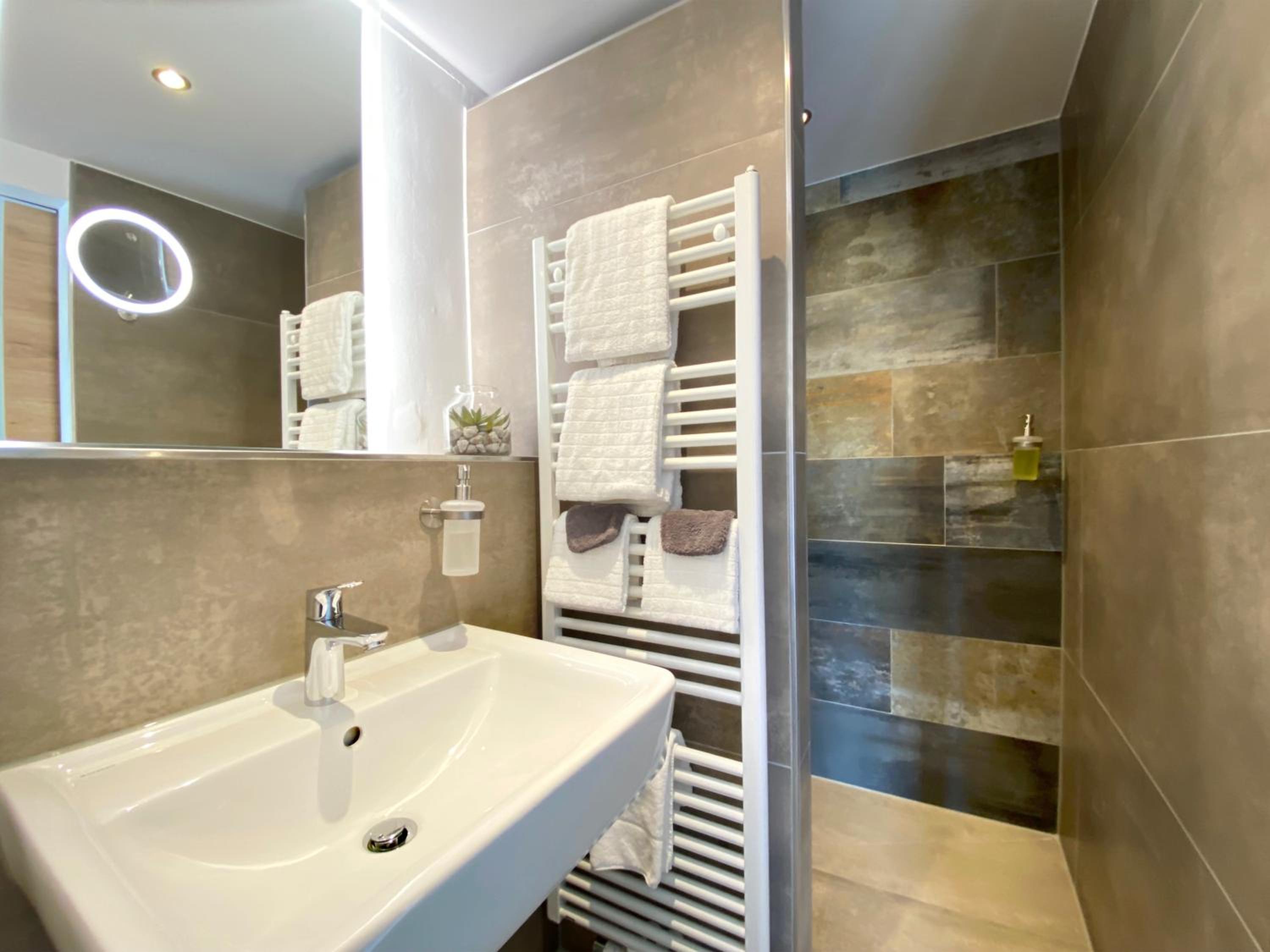 Standard Double Room - Photo 6
