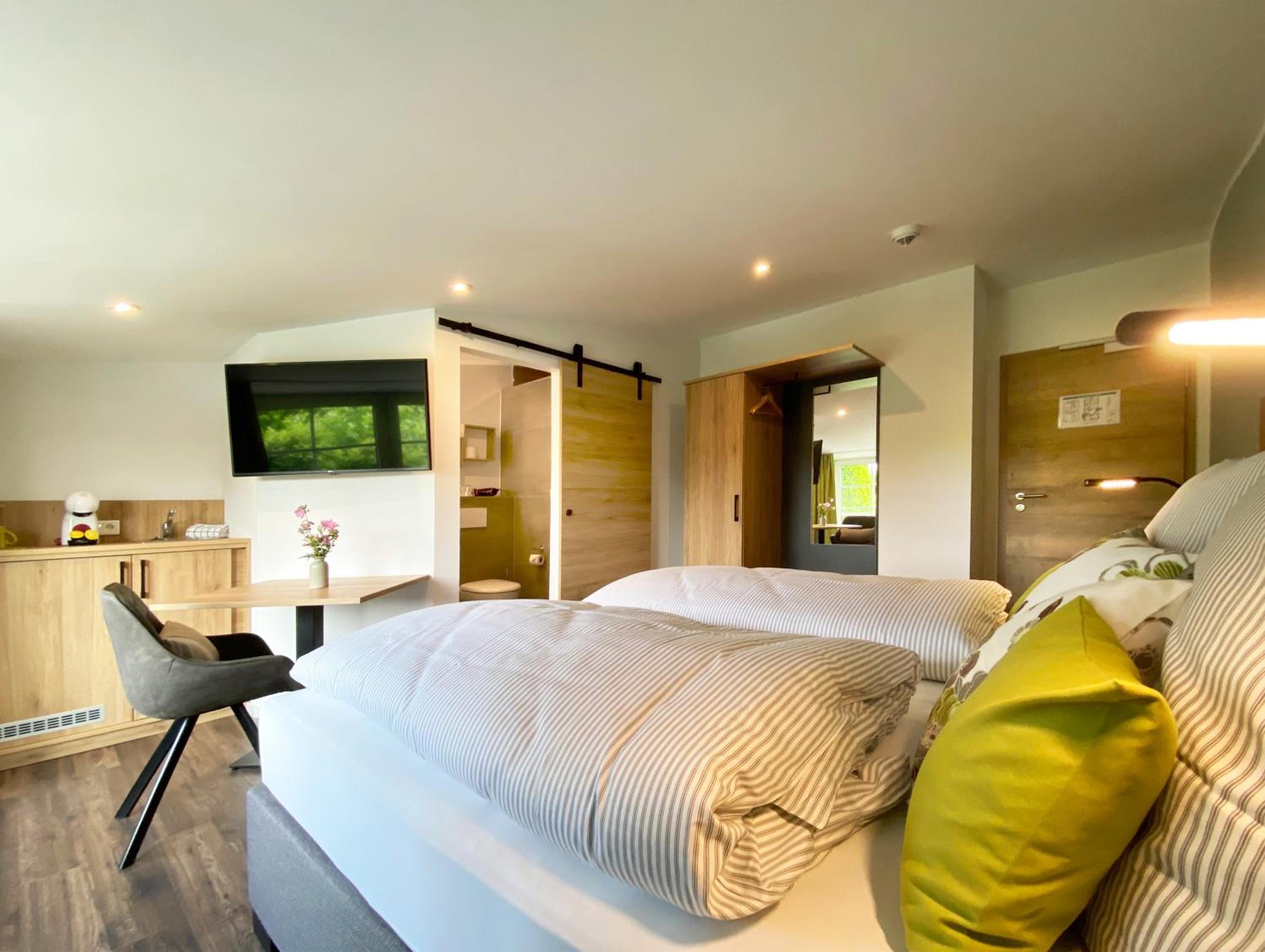 Standard Double Room - Photo 8