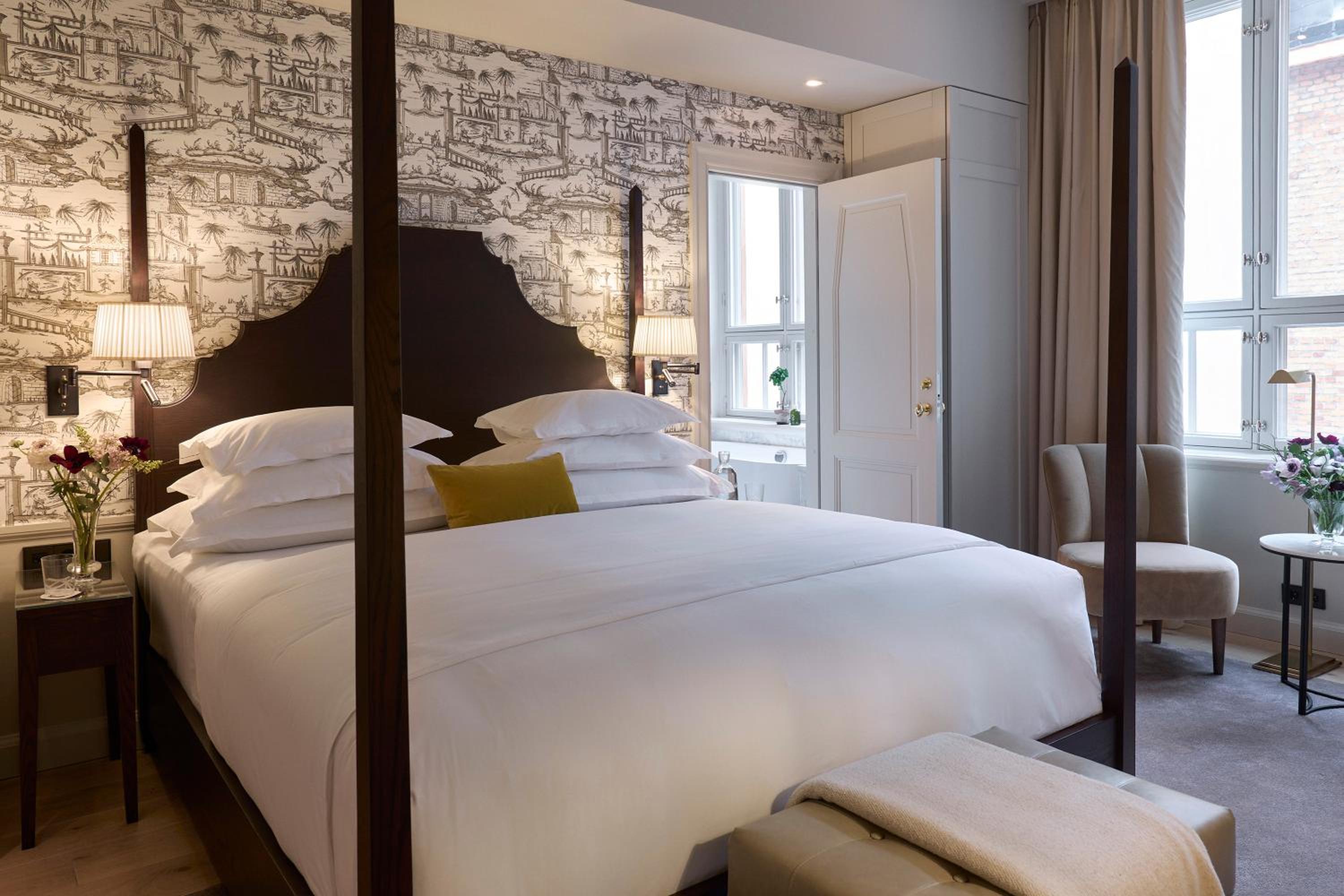 Deluxe Room thumbnail 5