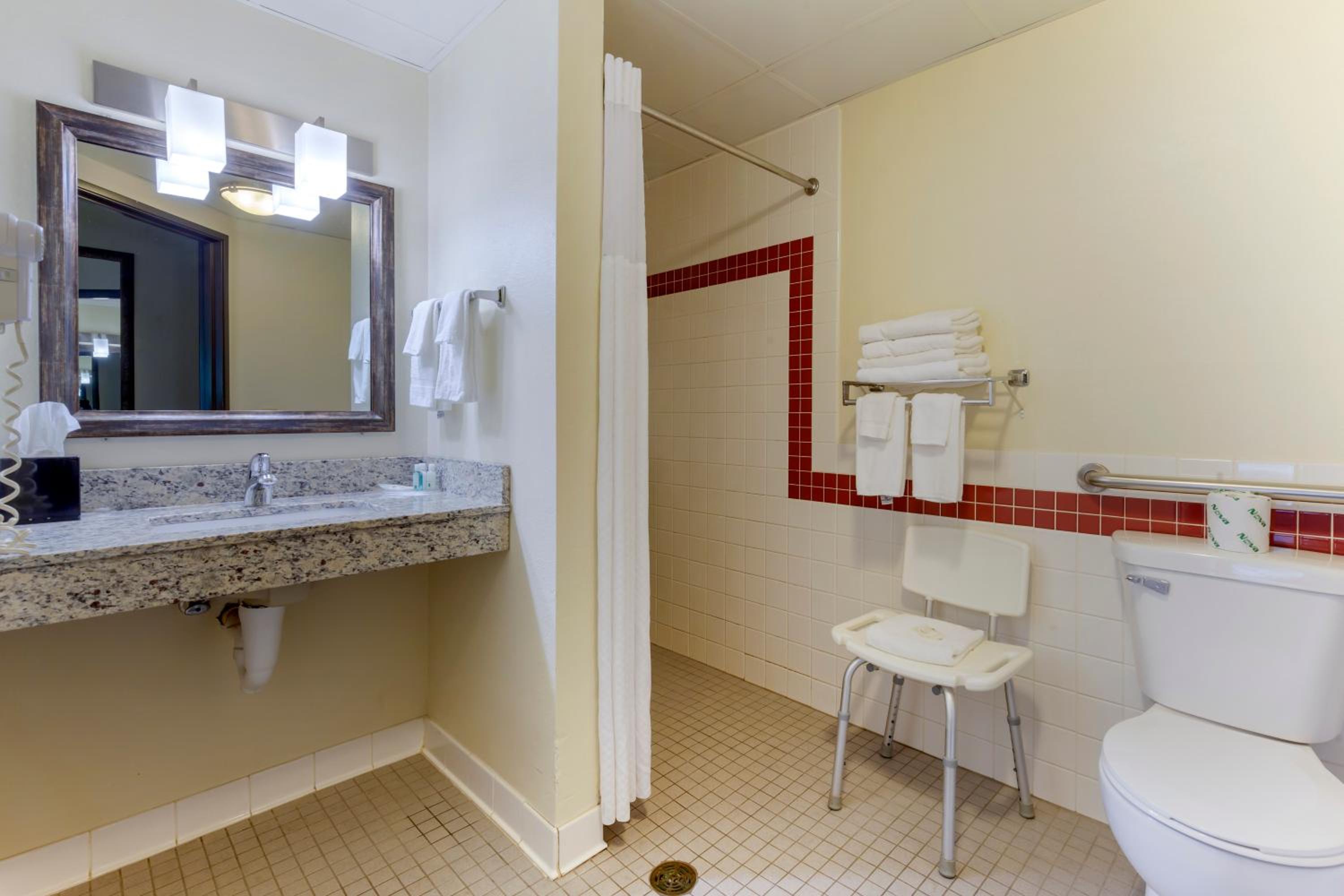 Double Room with Two Double Beds - Accessible/Non Smoking photo 3