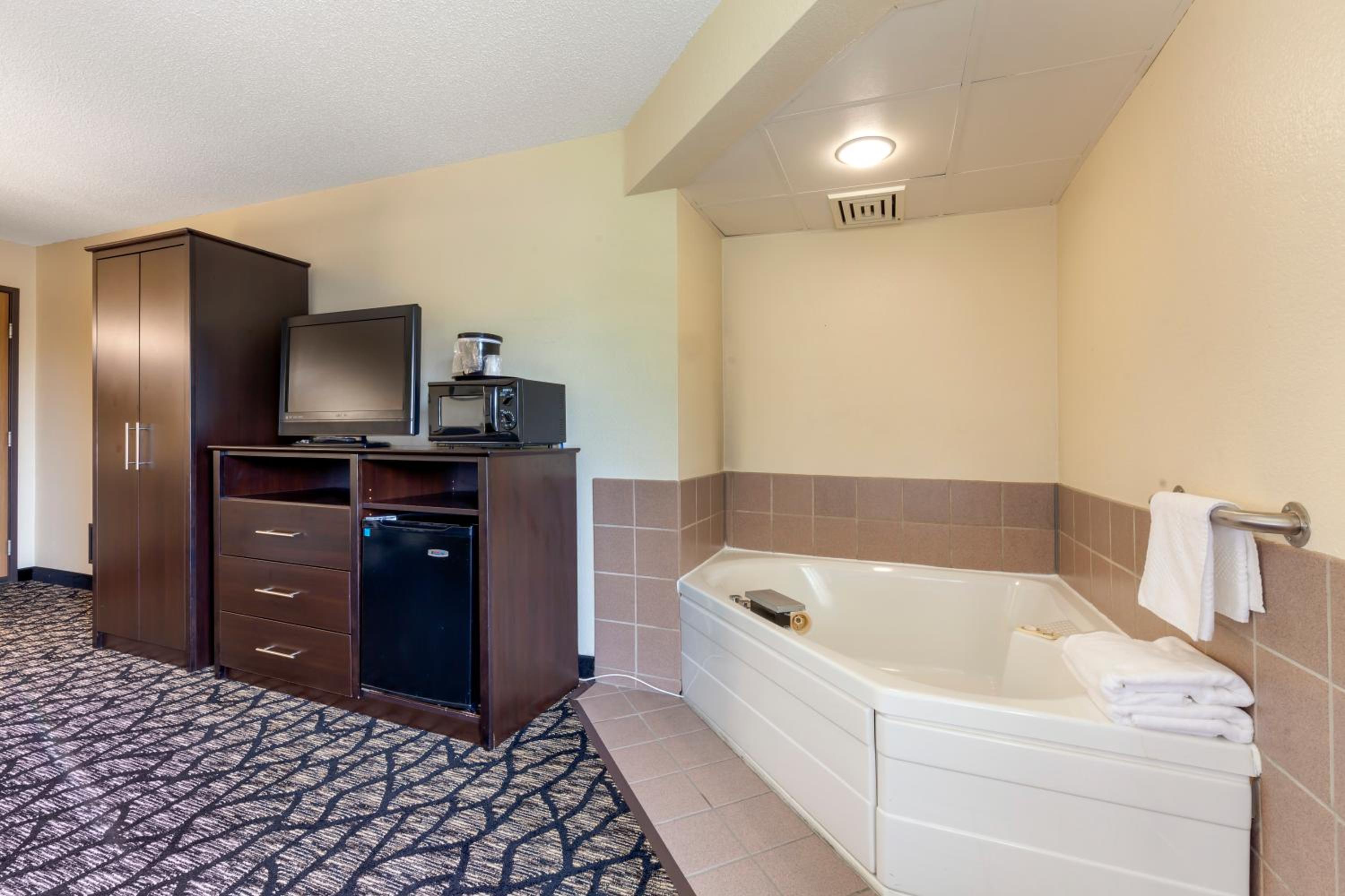 Standard King In Room Whirlpool - Non Smoking photo 3