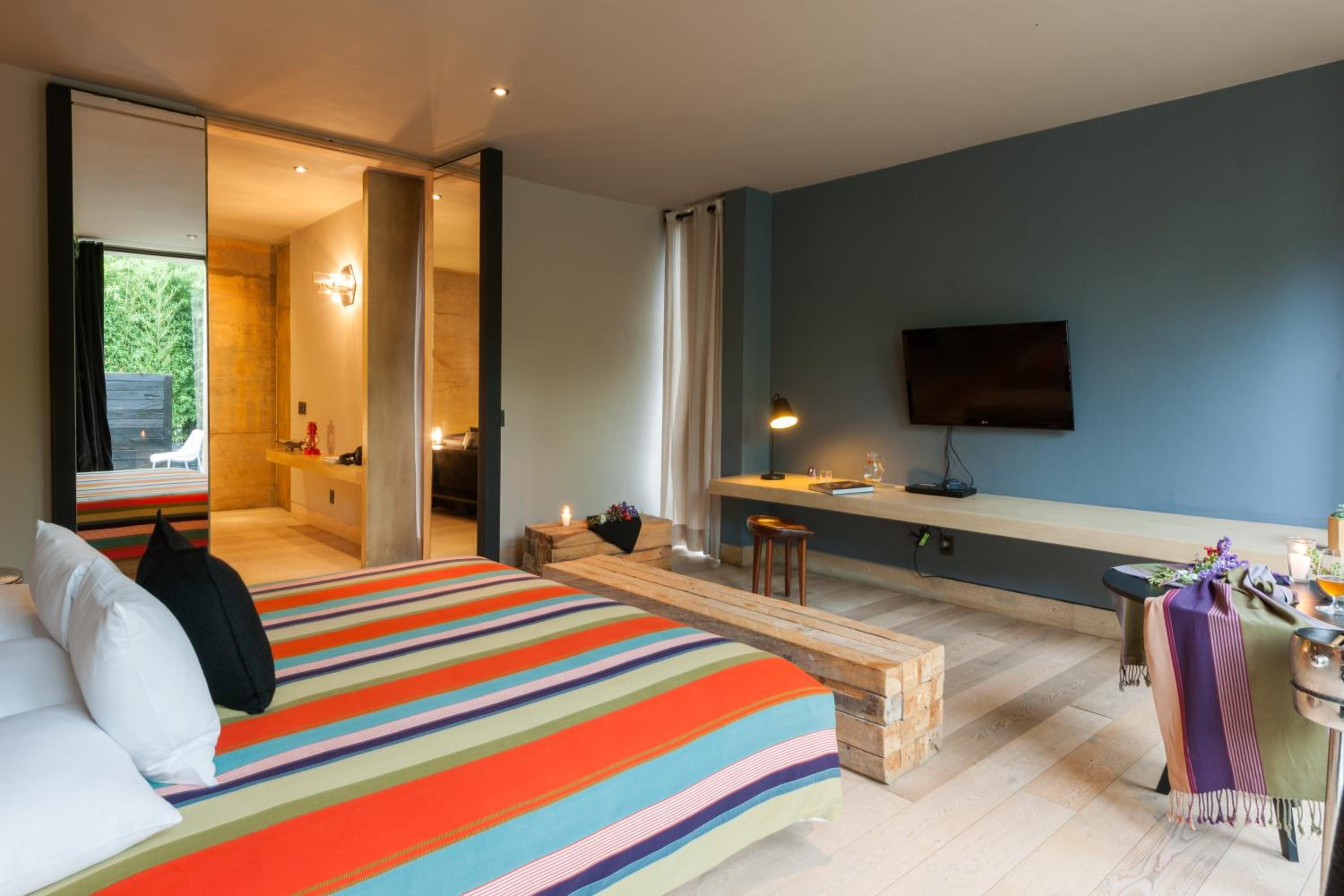 Suite - Photo 1