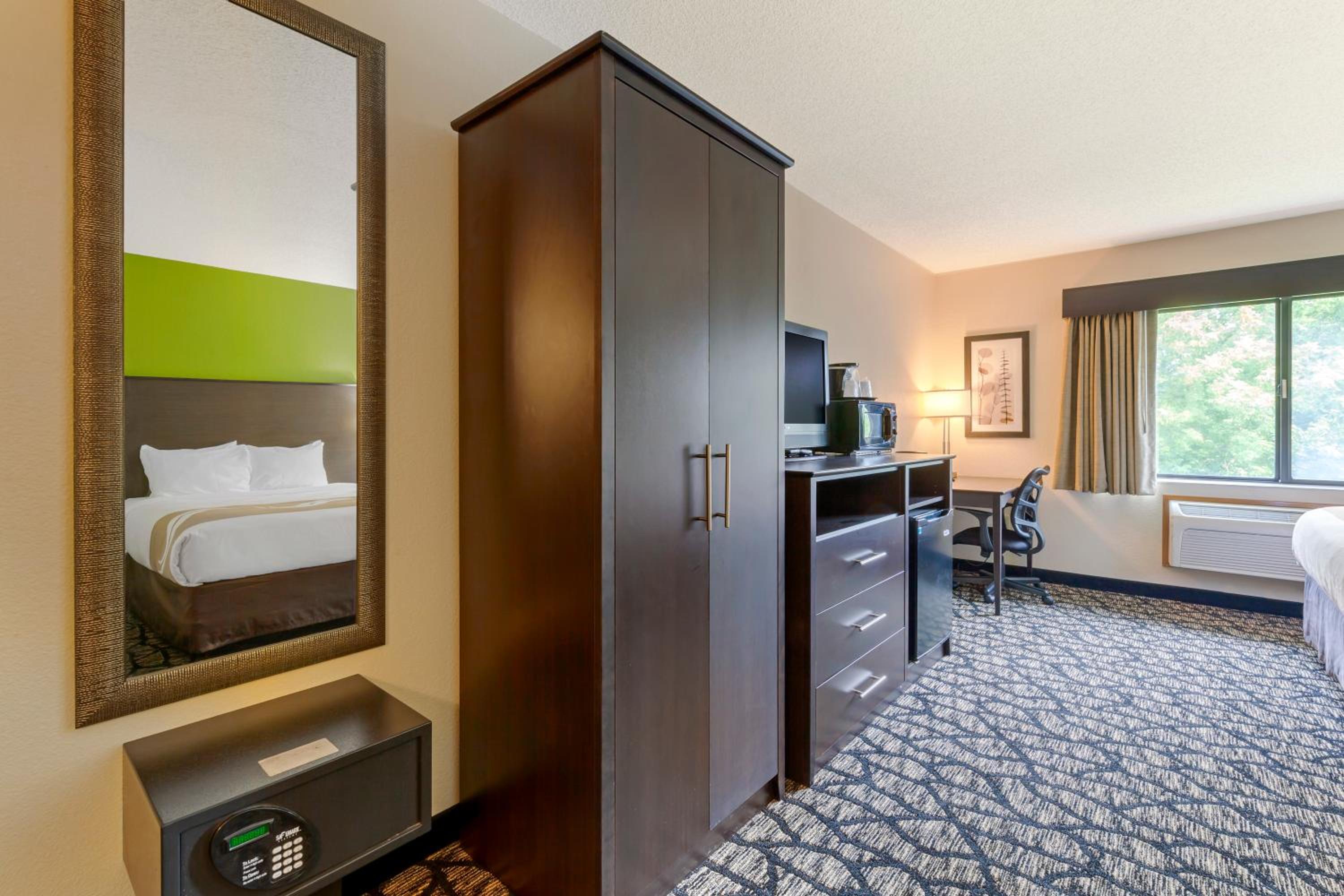 Standard Queen Room with Two Queen Beds - Non Smoking  photo 3