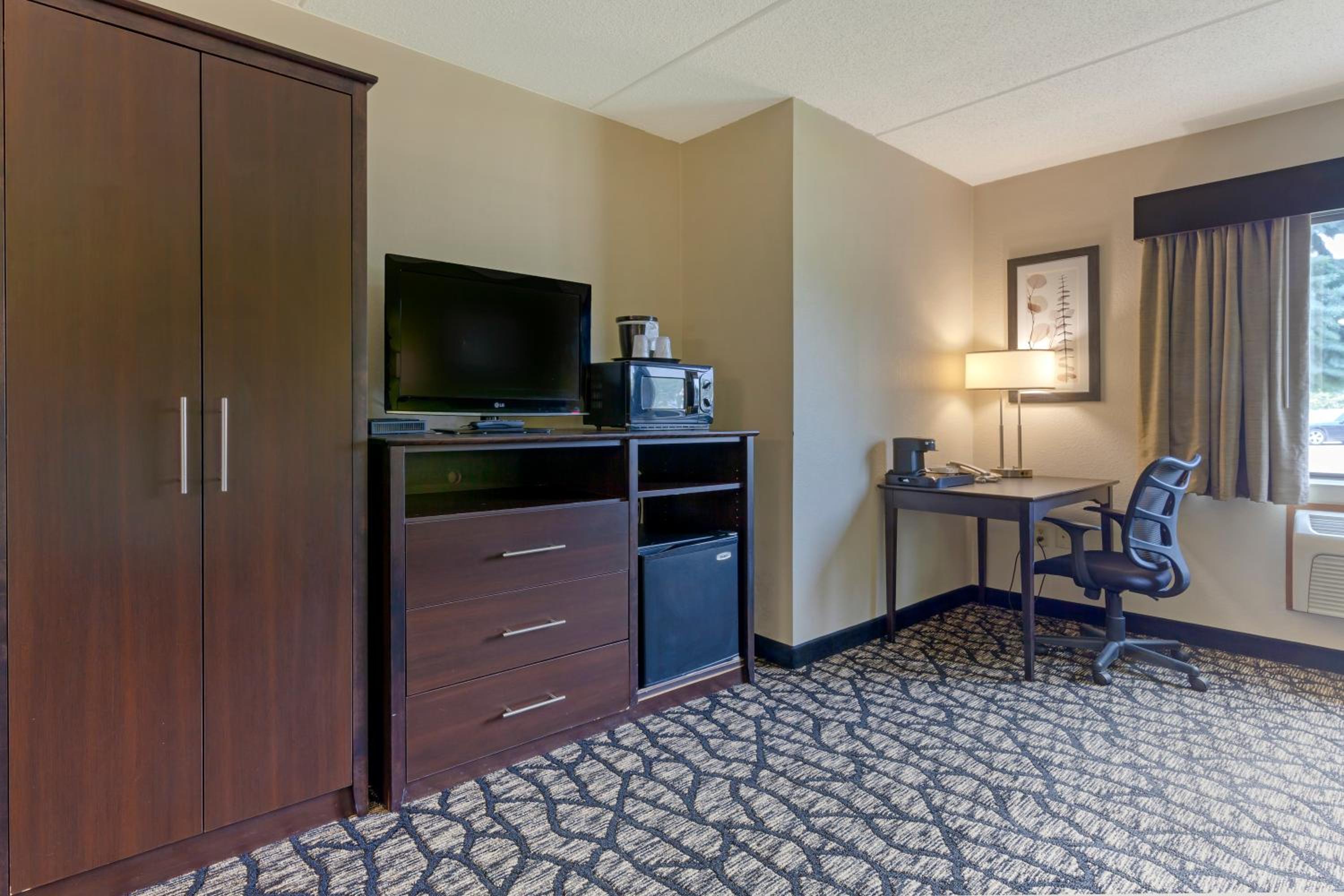 King Suite with Sofabed - Non Smoking photo 2