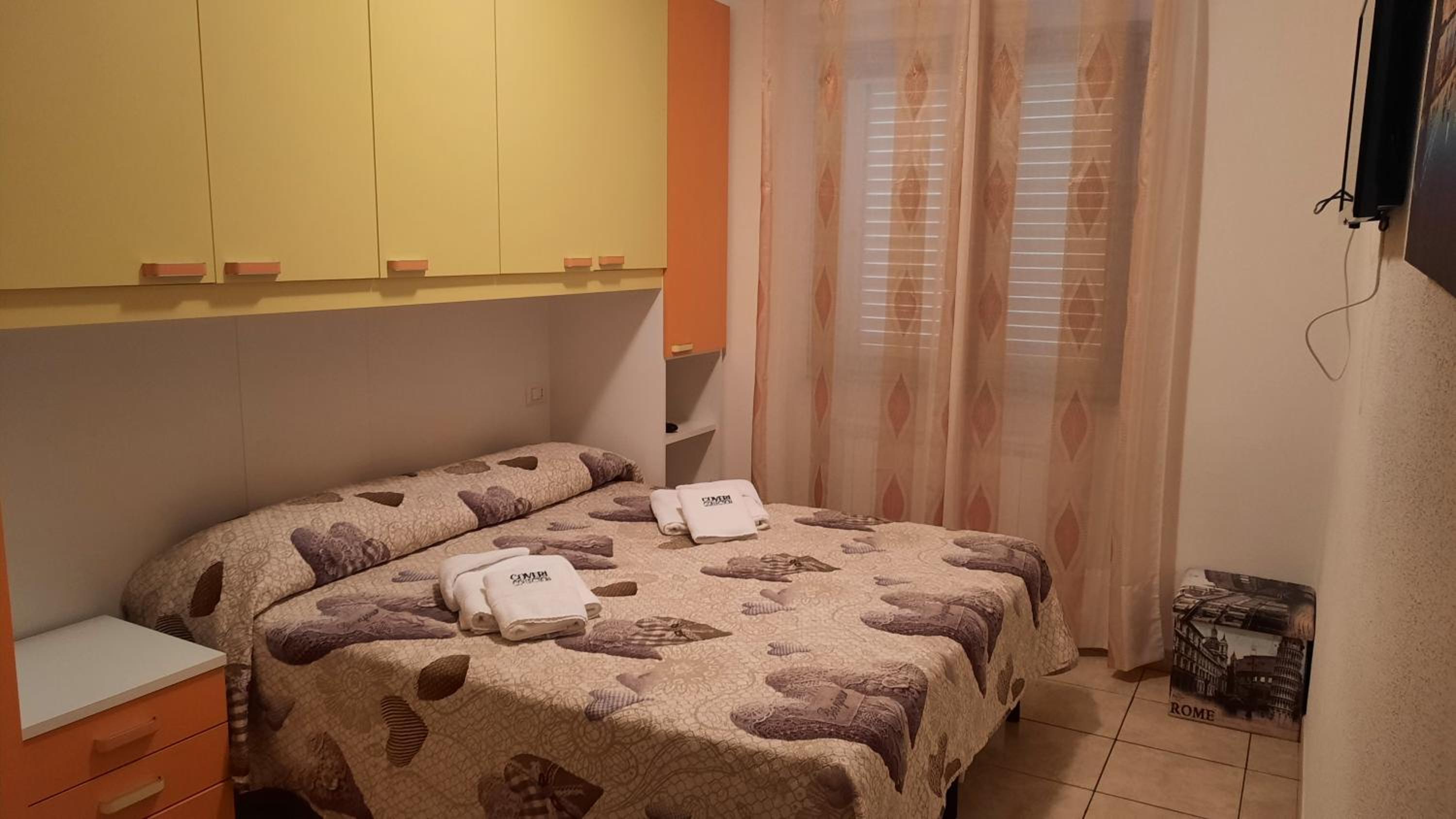 Double or Twin Room with Bathroom - Photo 6