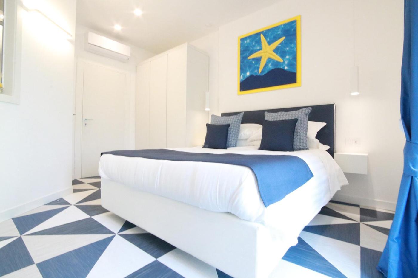 Deluxe Double Room with Balcony - Photo 15