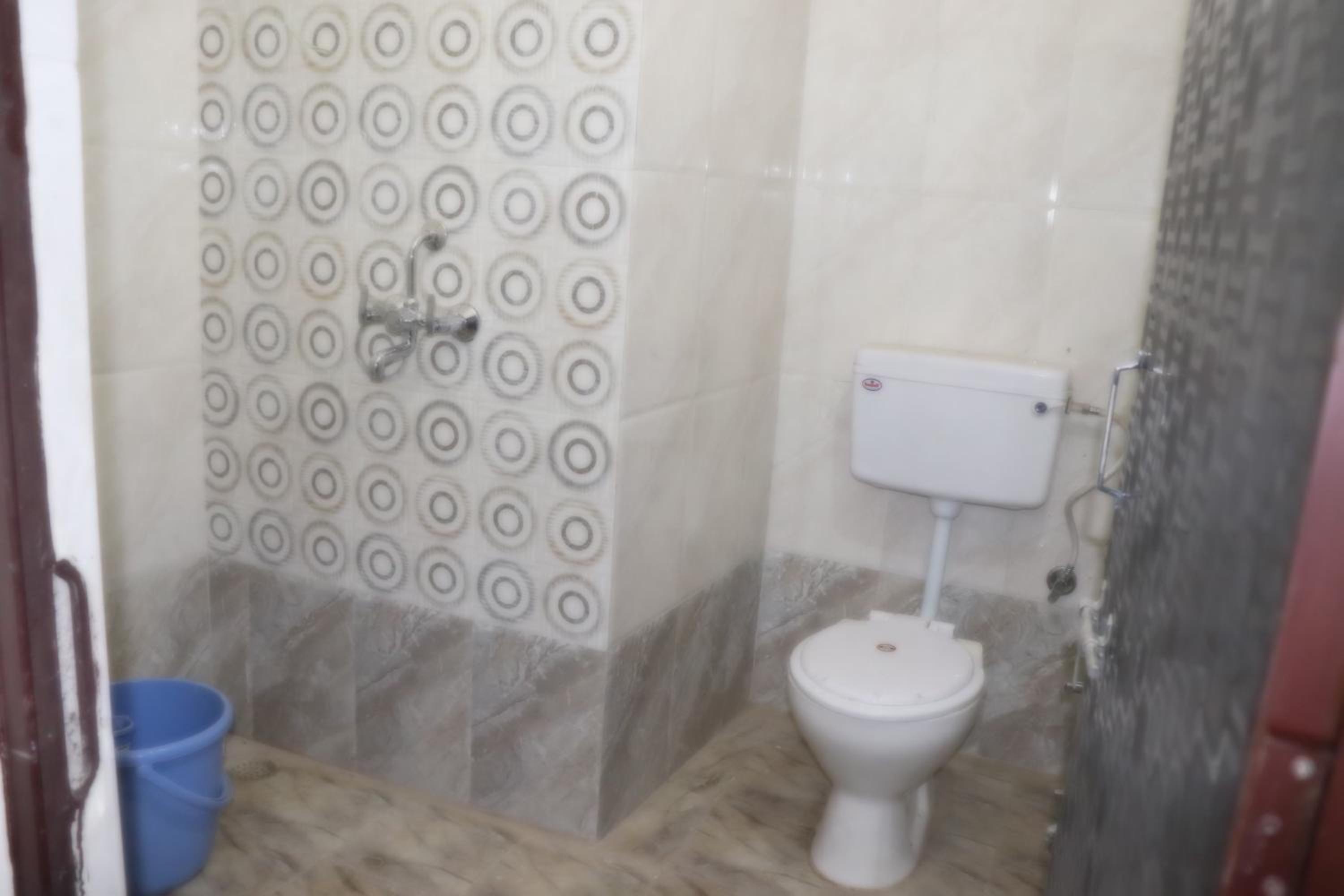 Double or Twin Room with Bathroom - Photo 4