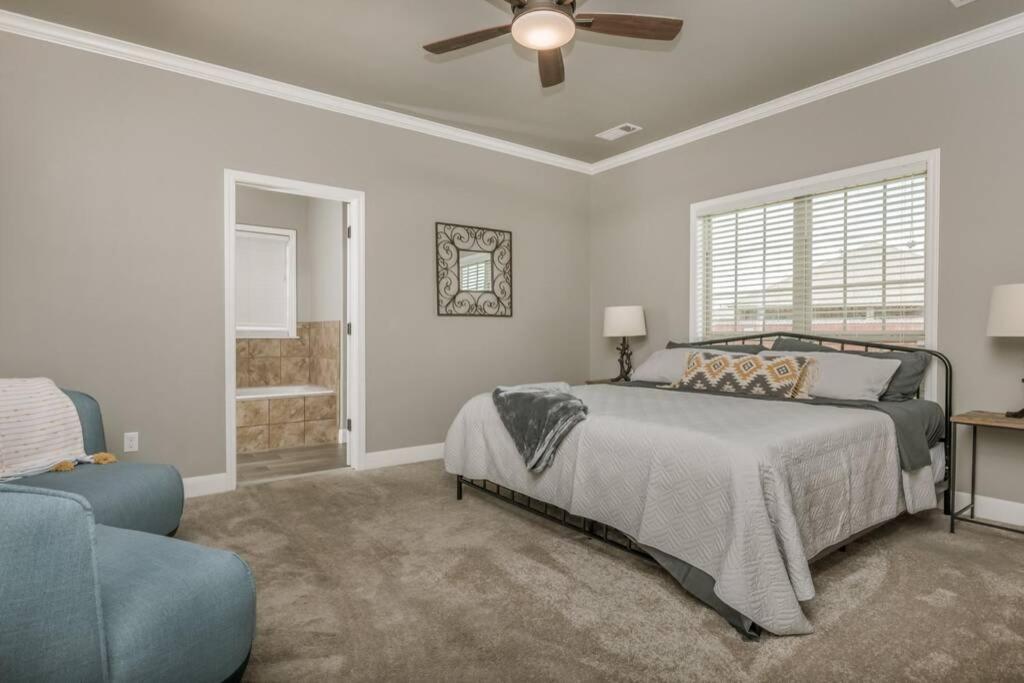Three-Bedroom House photo 3