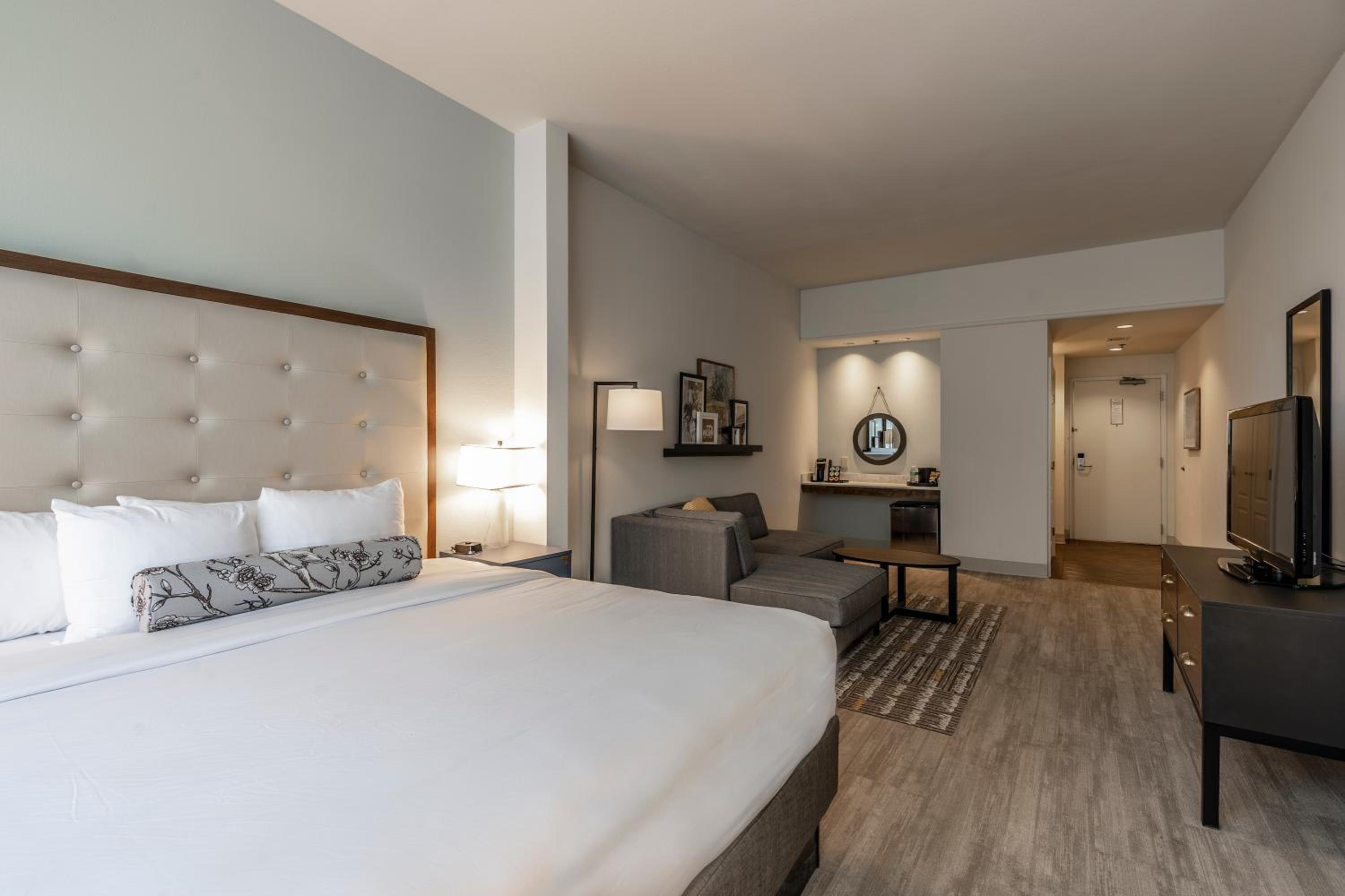 Deluxe King Room - Non-Smoking - Photo 8