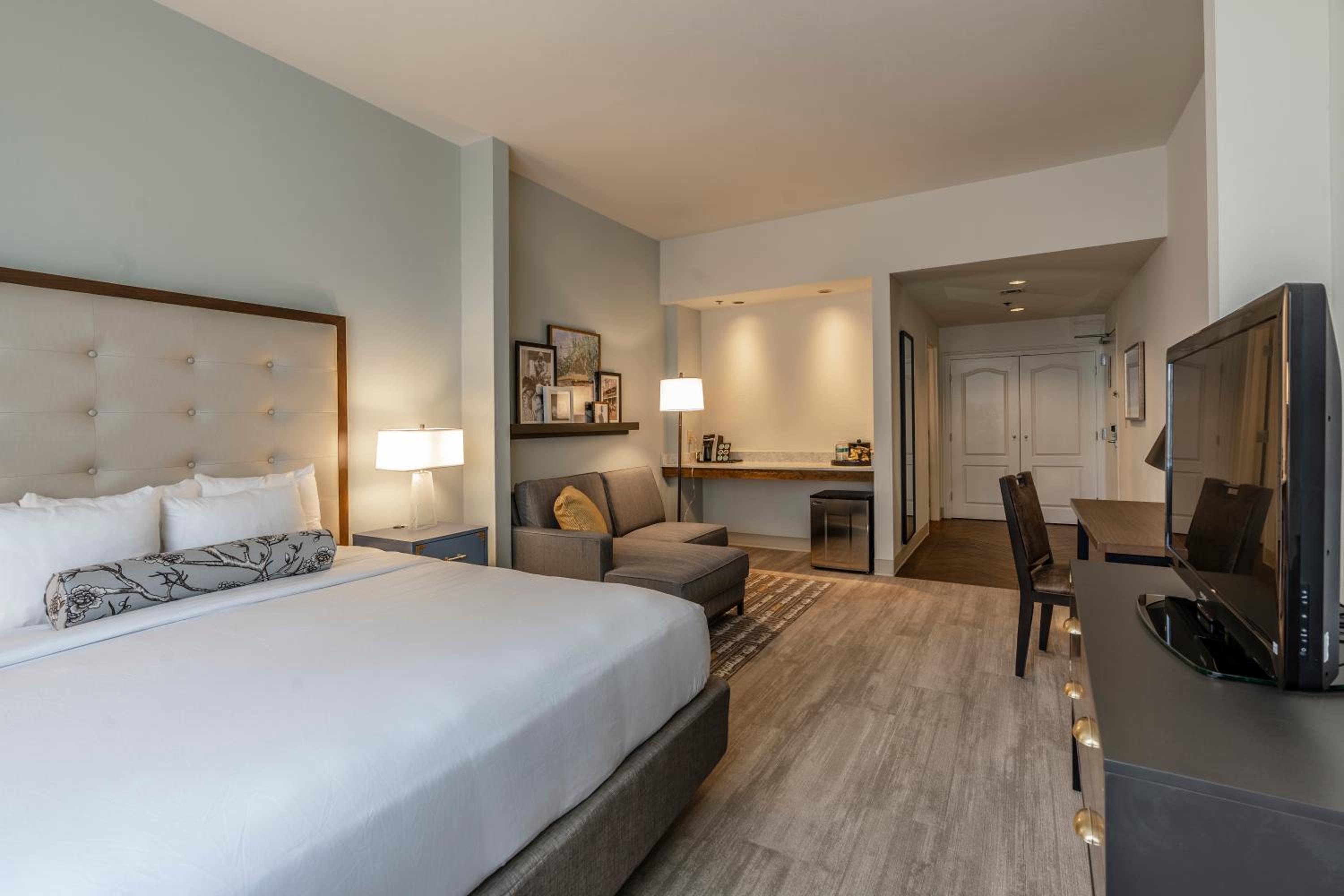 Deluxe King Room - Non-Smoking - Photo 7