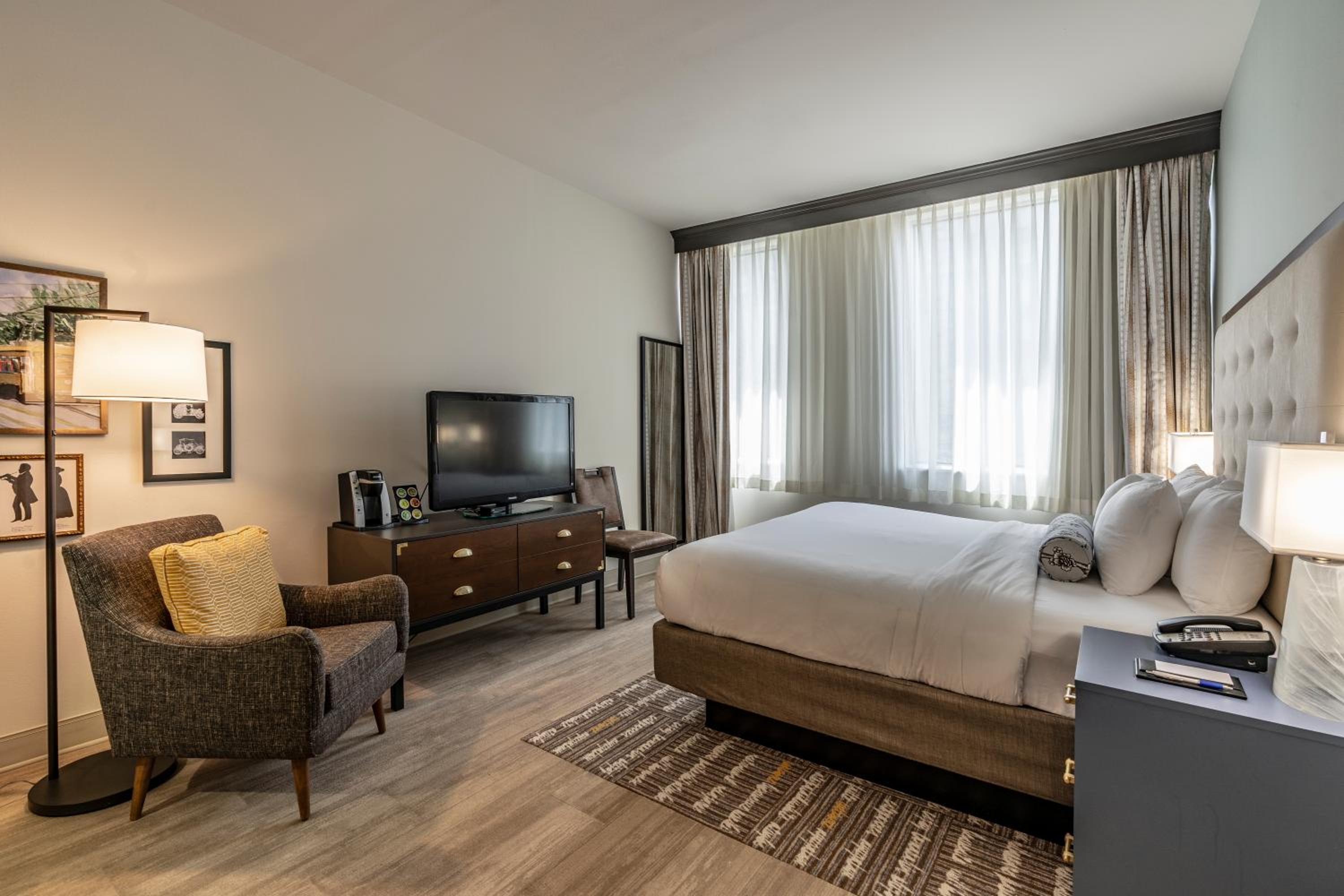 Standard King Room - Non-Smoking  - Photo 4