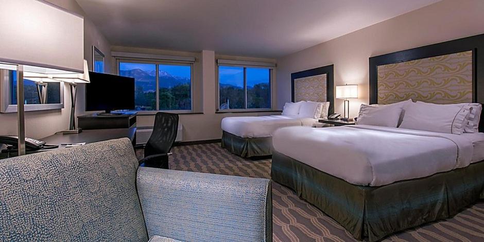 Queen Room with Two Queen Beds - Hearing Accessible/Non-Smoking photo 2