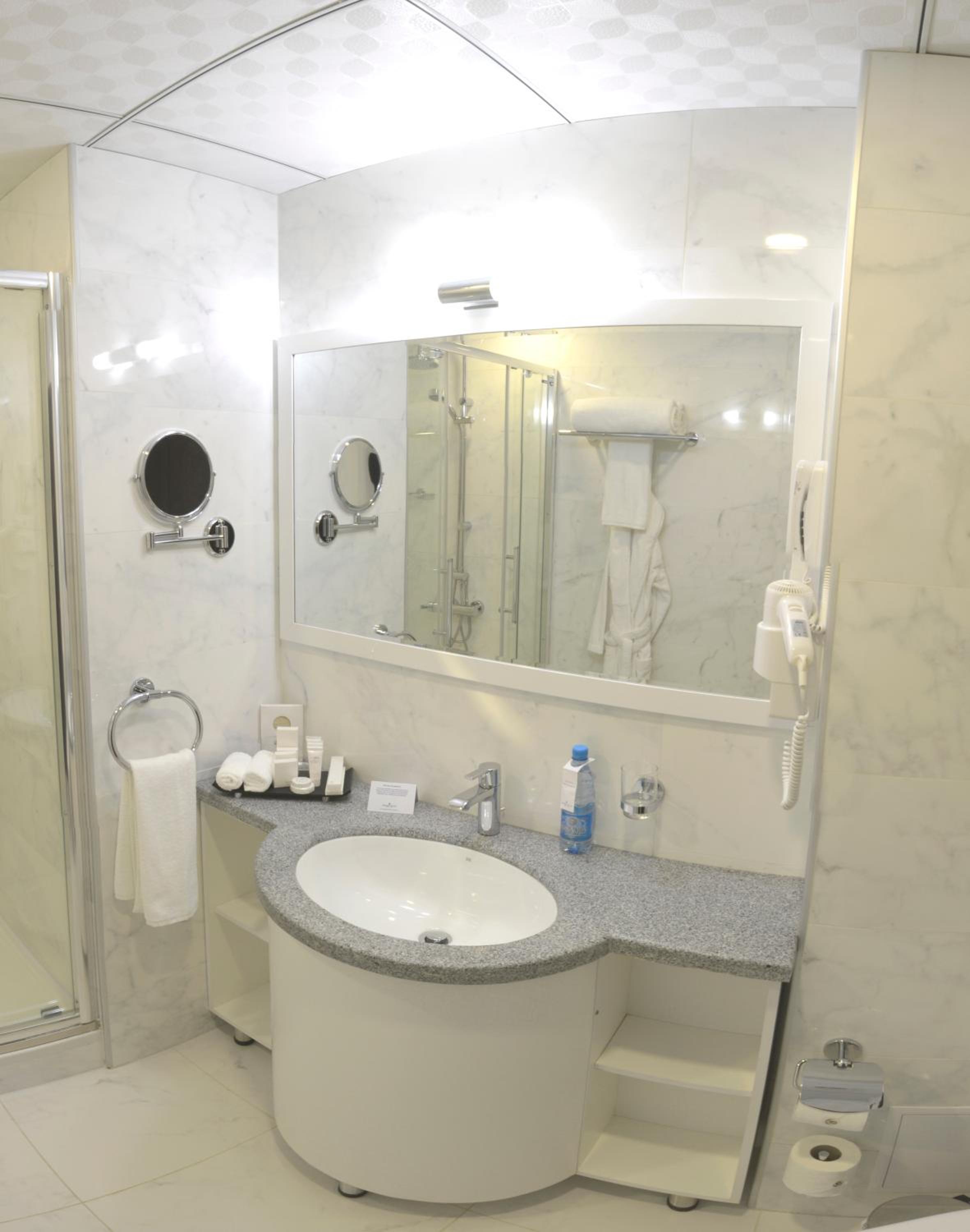 Deluxe King Room - Non-Smoking - Photo 1