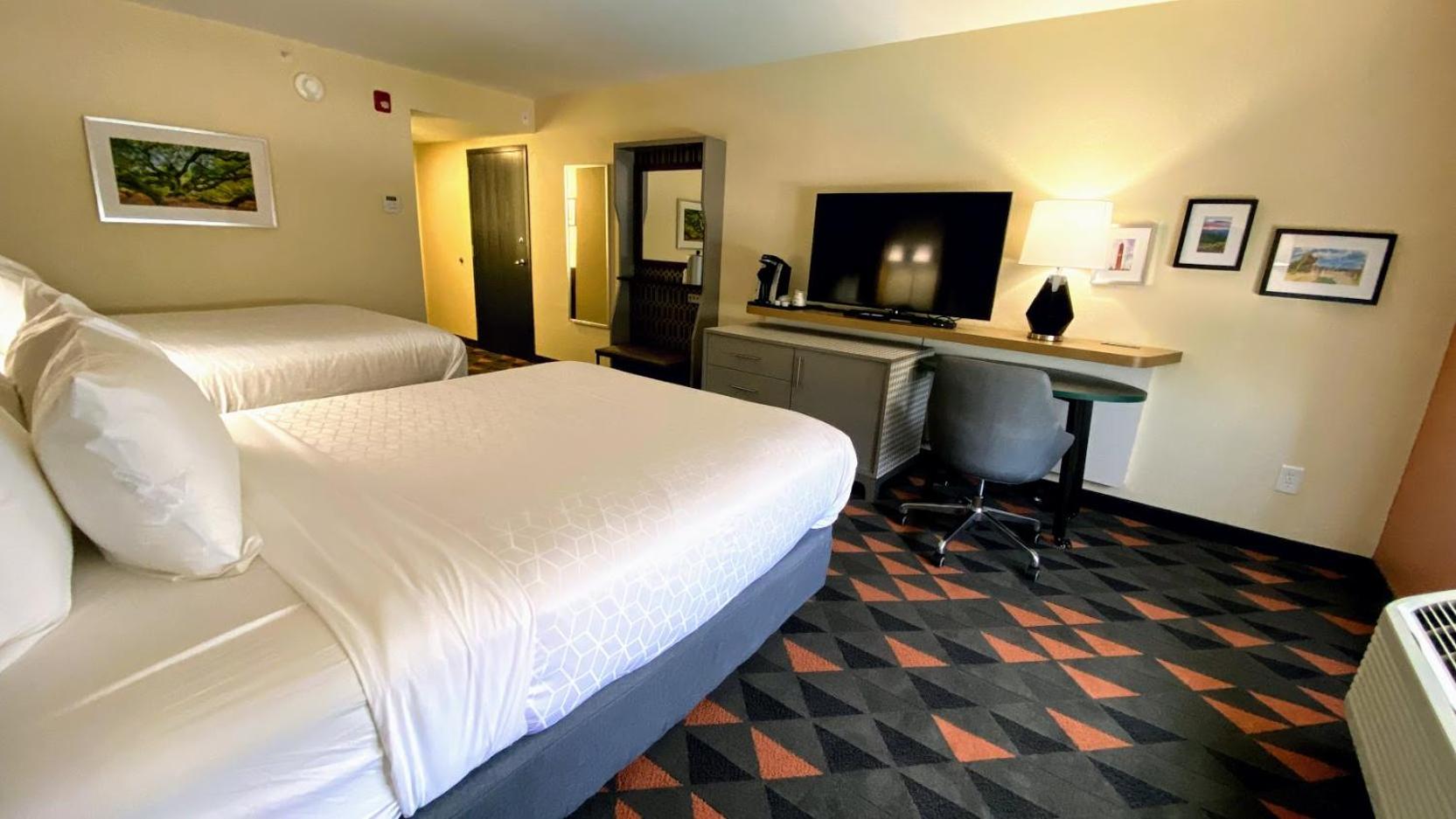 Standard Room with Two Queen Beds - Photo 2