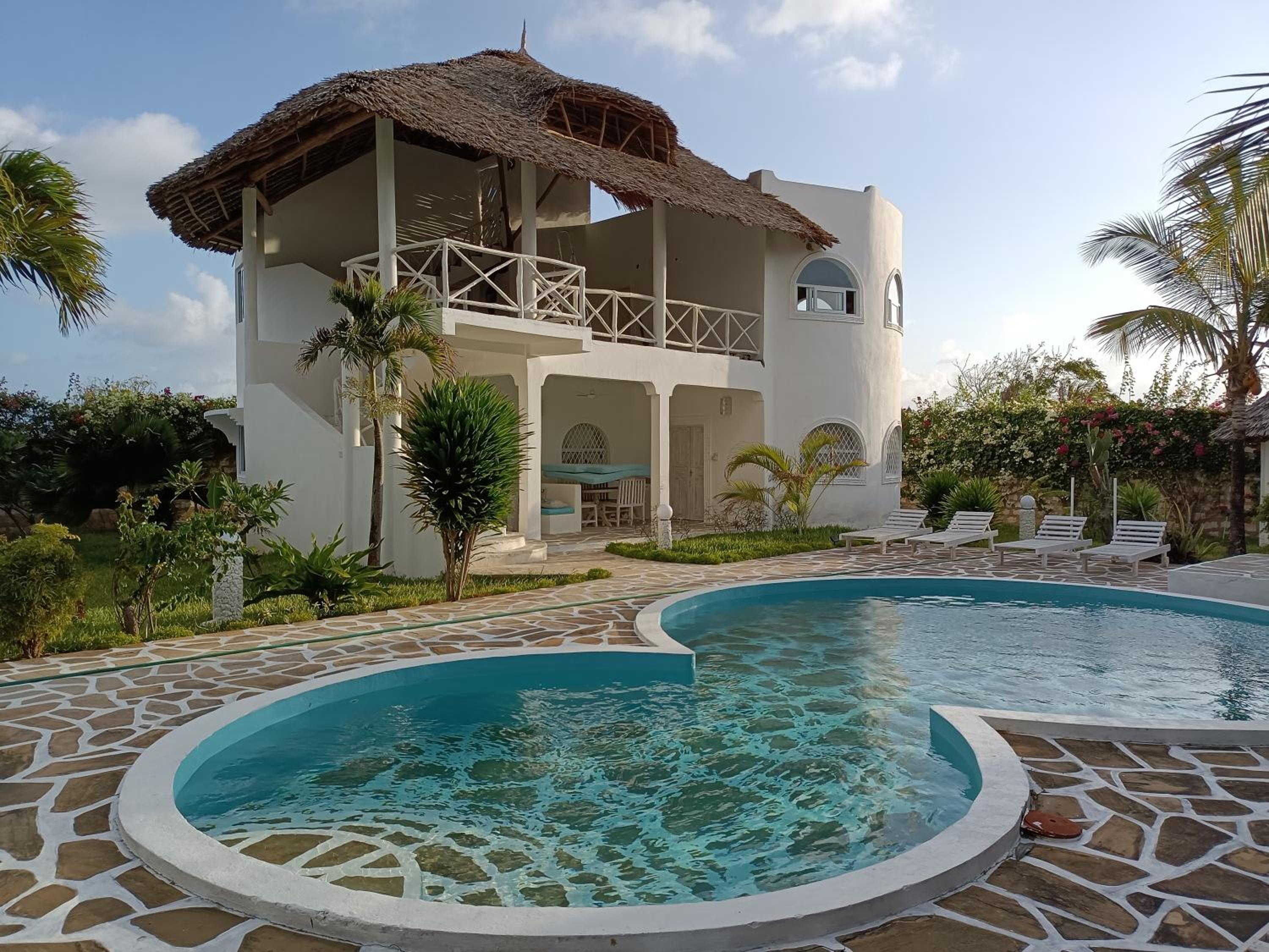 Apartment with Pool View
