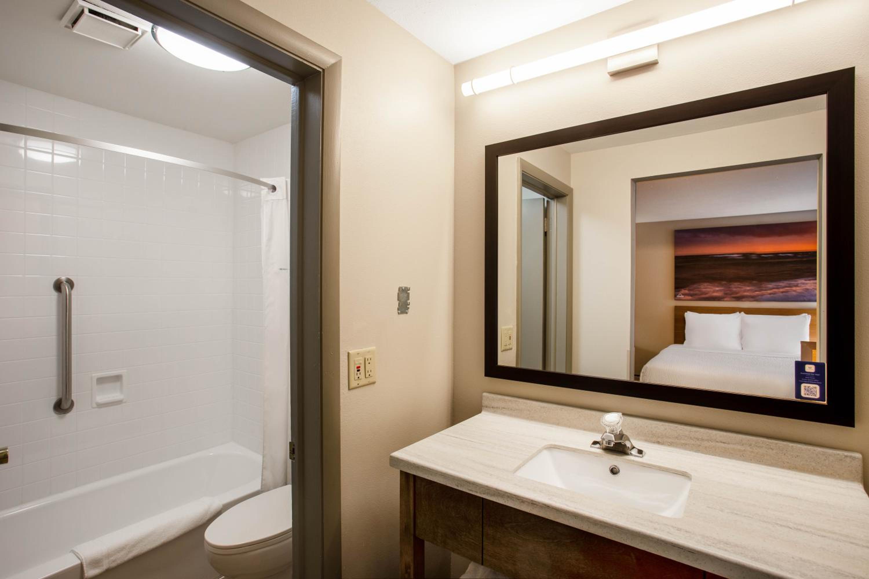 Queen Room with Two Queen Beds - Non-Smoking - Photo 8