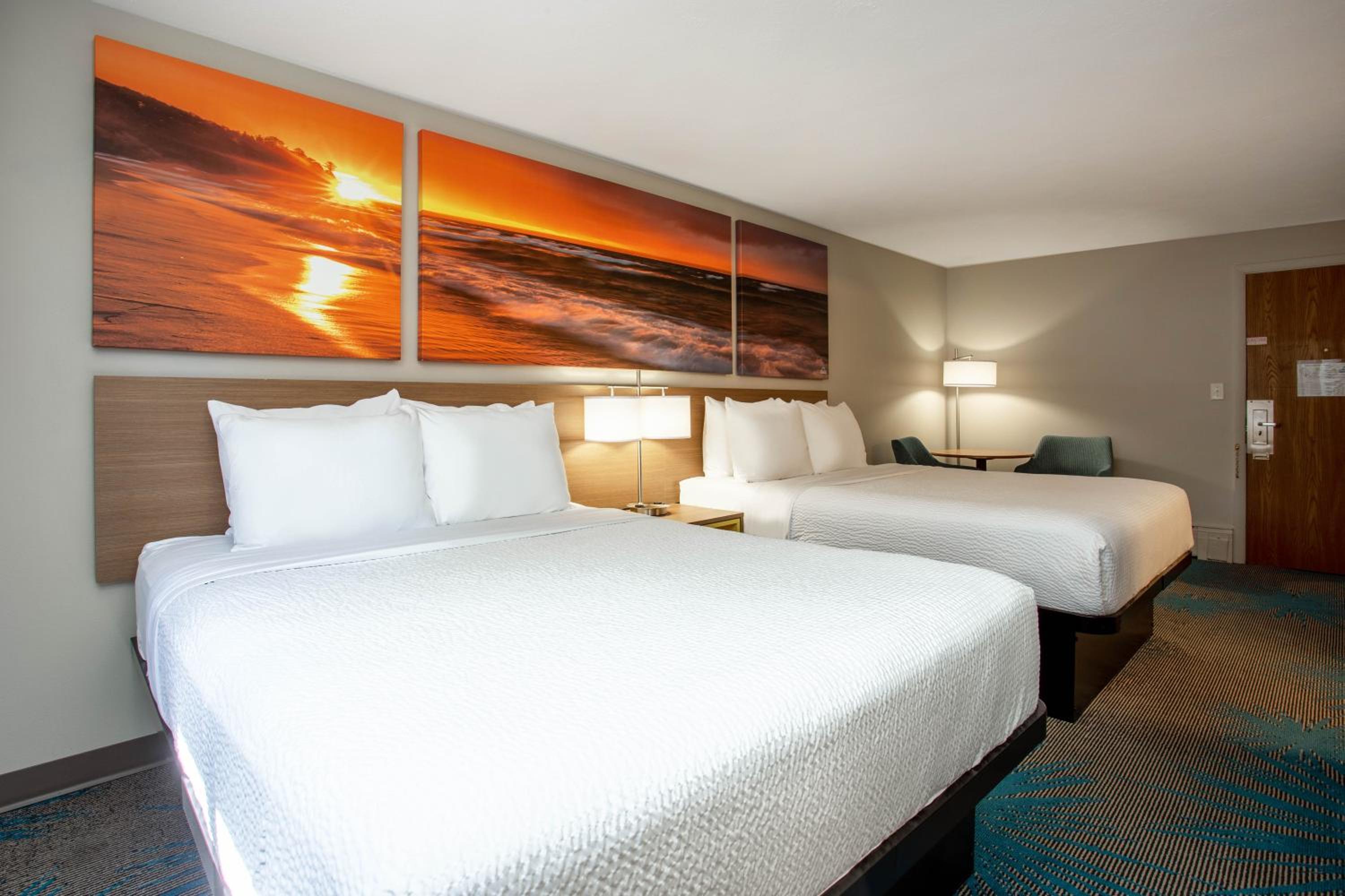 Queen Room with Two Queen Beds - Non-Smoking - Photo 7