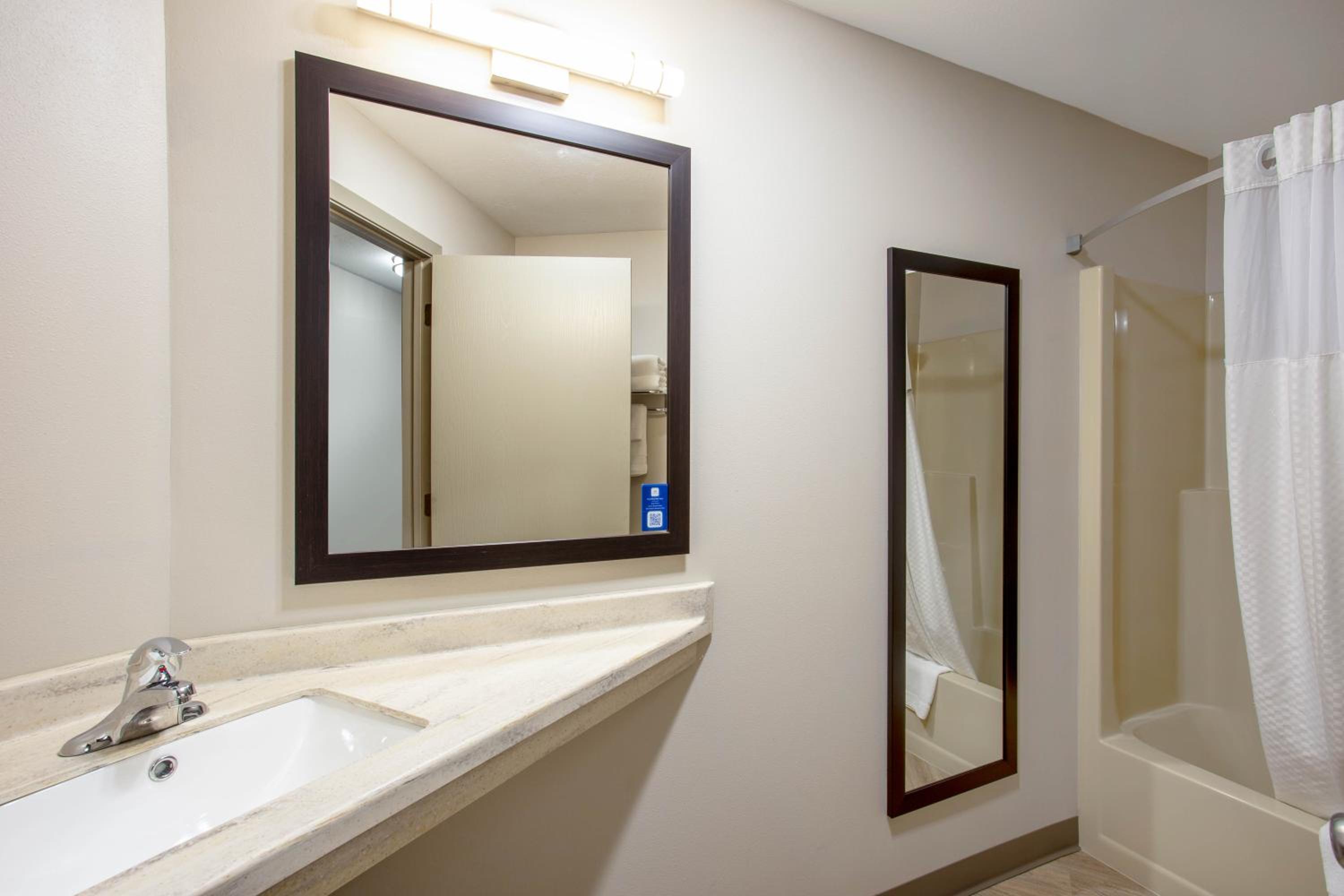 Studio Suite with Three Queen Beds - Non-Smoking - Photo 5