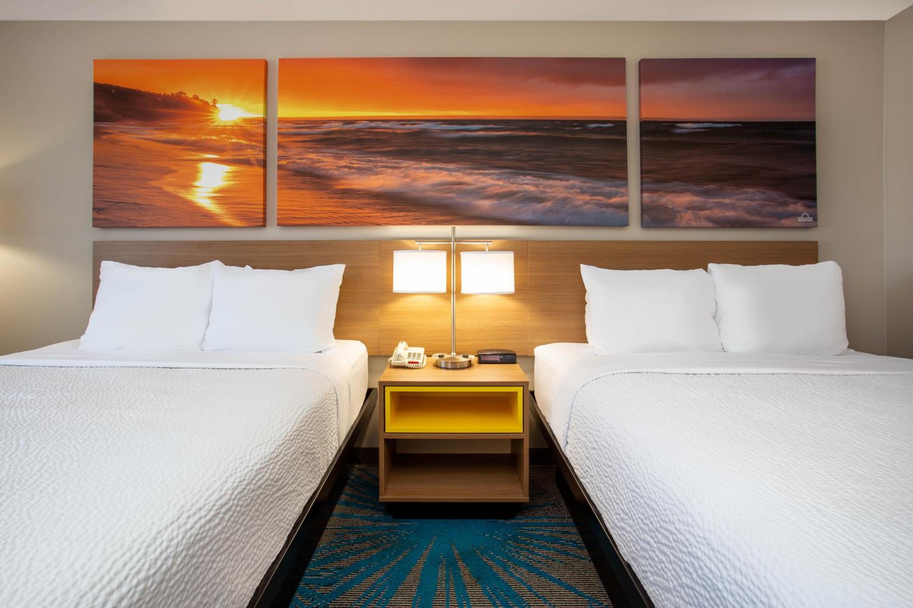 Queen Room with Two Queen Beds - Non-Smoking - Photo 2
