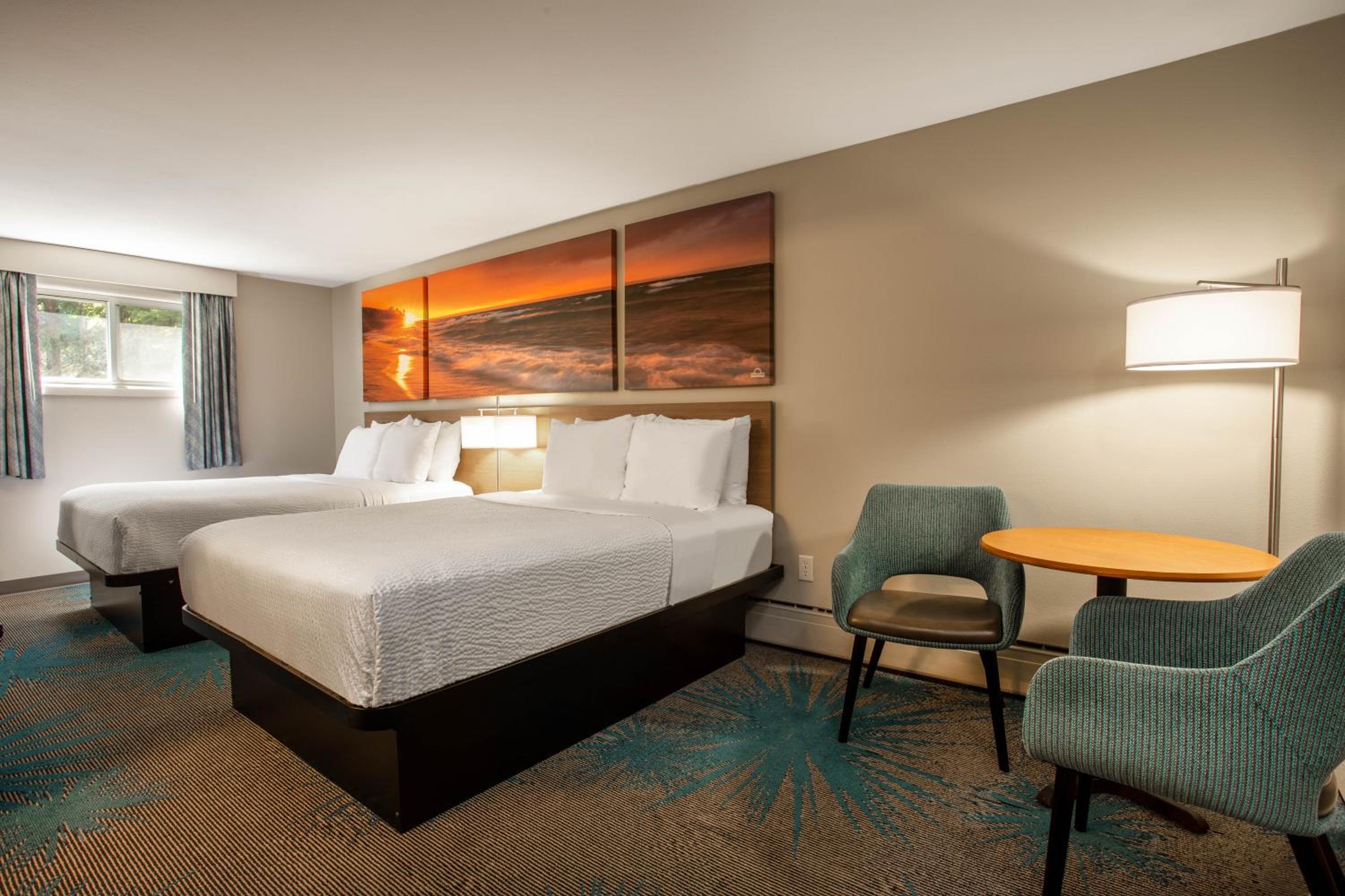 Queen Room with Two Queen Beds - Non-Smoking - Photo 6