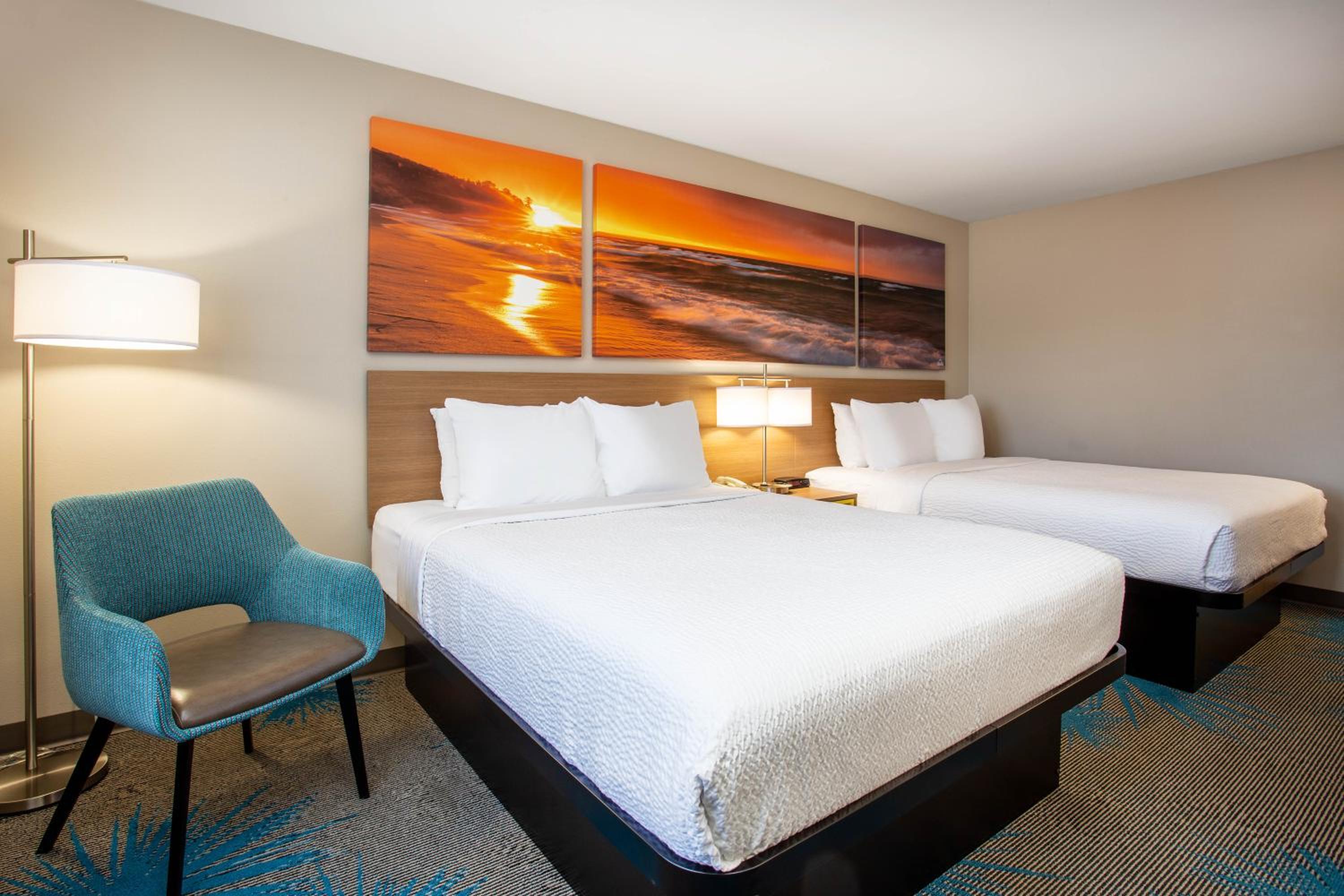 Queen Room with Two Queen Beds - Non-Smoking - Photo 5