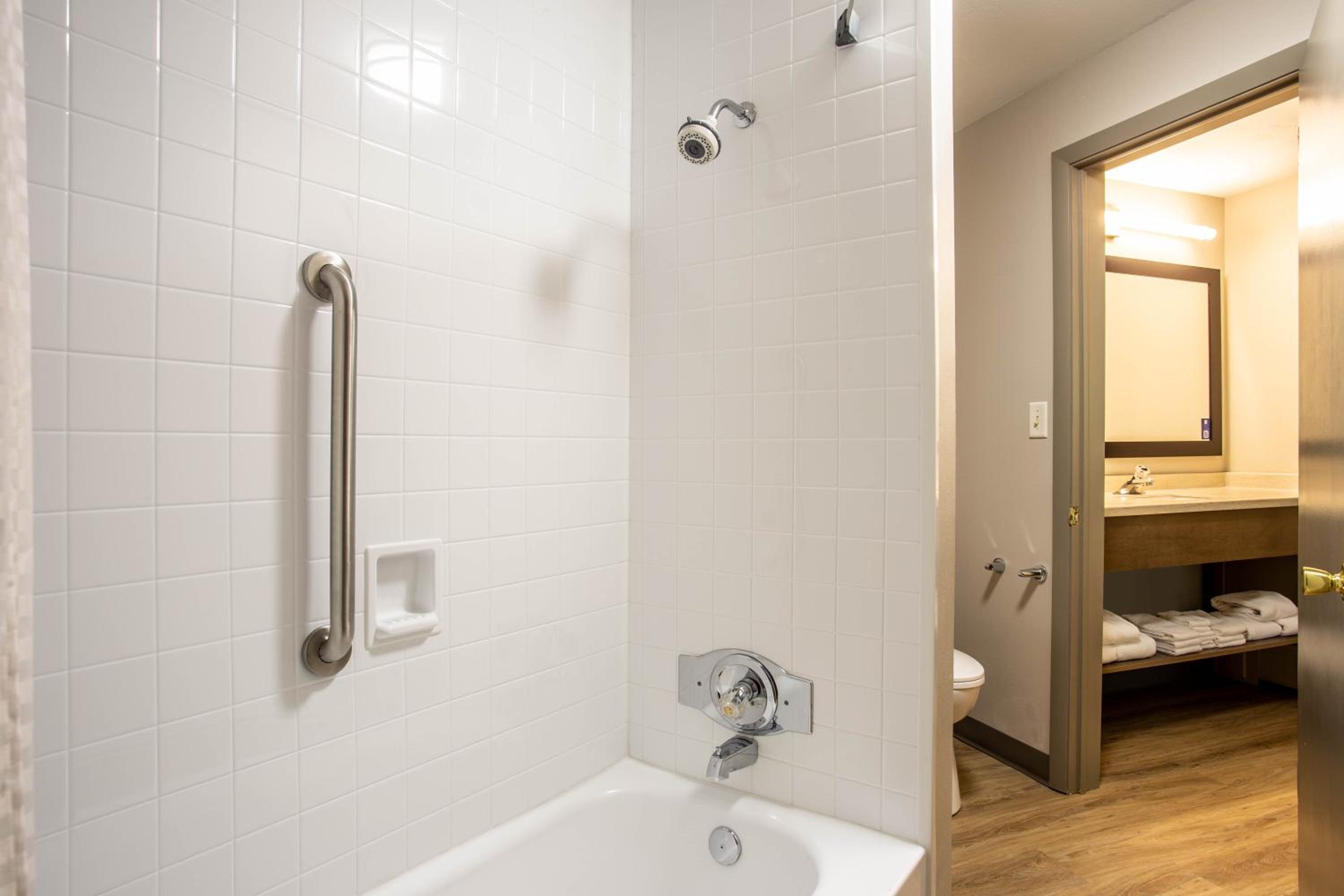 Studio Suite with Three Queen Beds - Non-Smoking - Photo 6