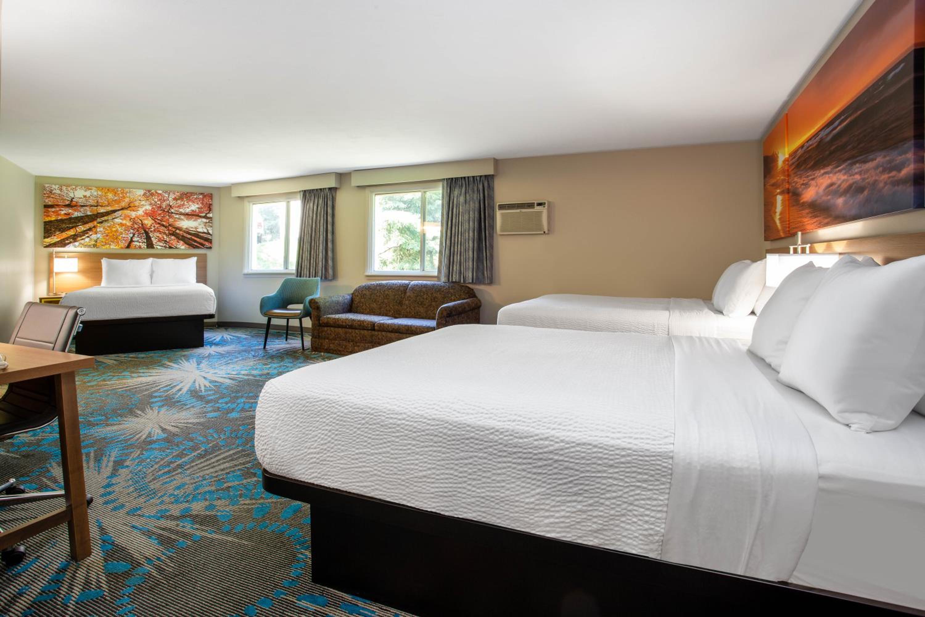 Studio Suite with Three Queen Beds - Non-Smoking - Photo 1