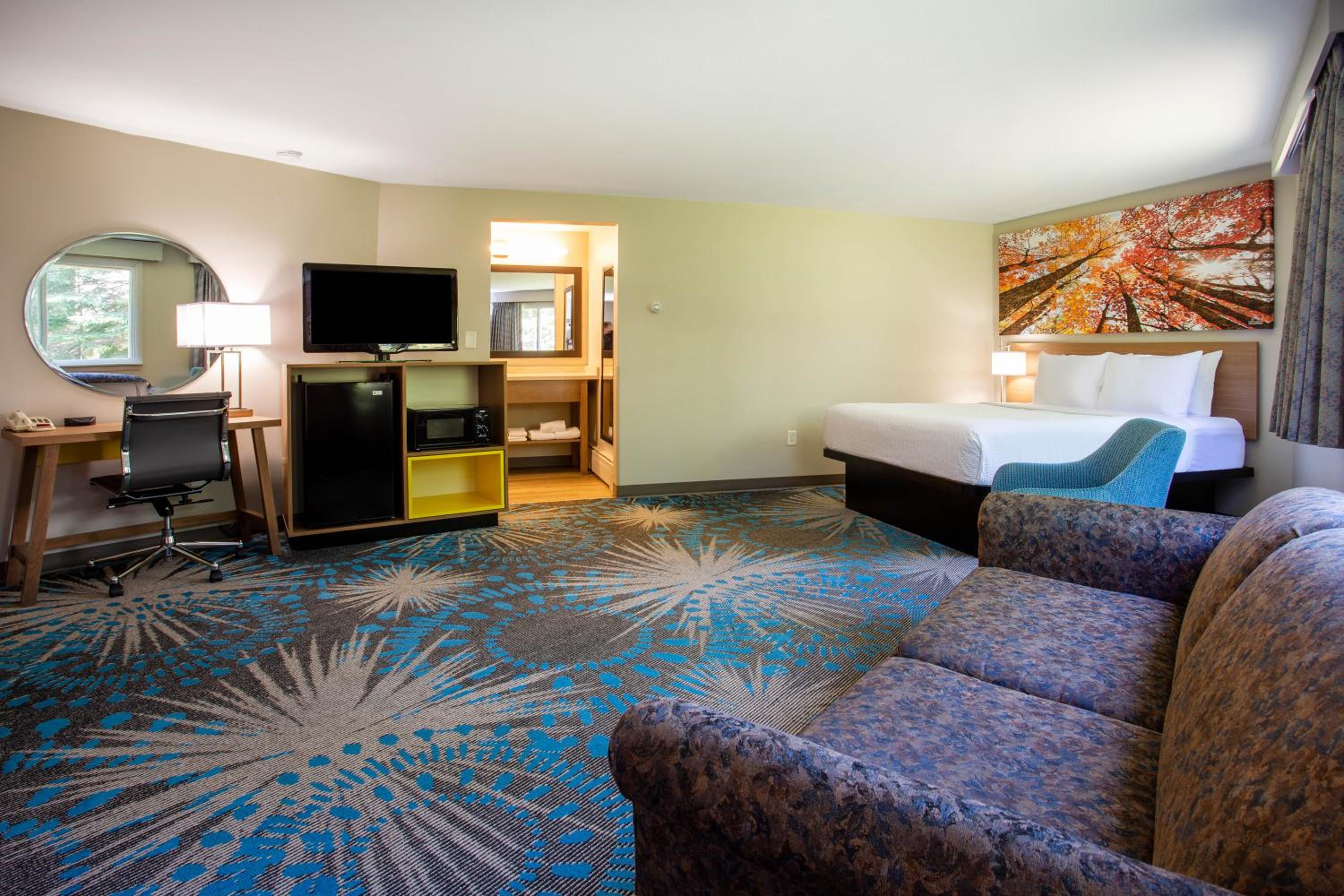 Studio Suite with Three Queen Beds - Non-Smoking - Photo 4