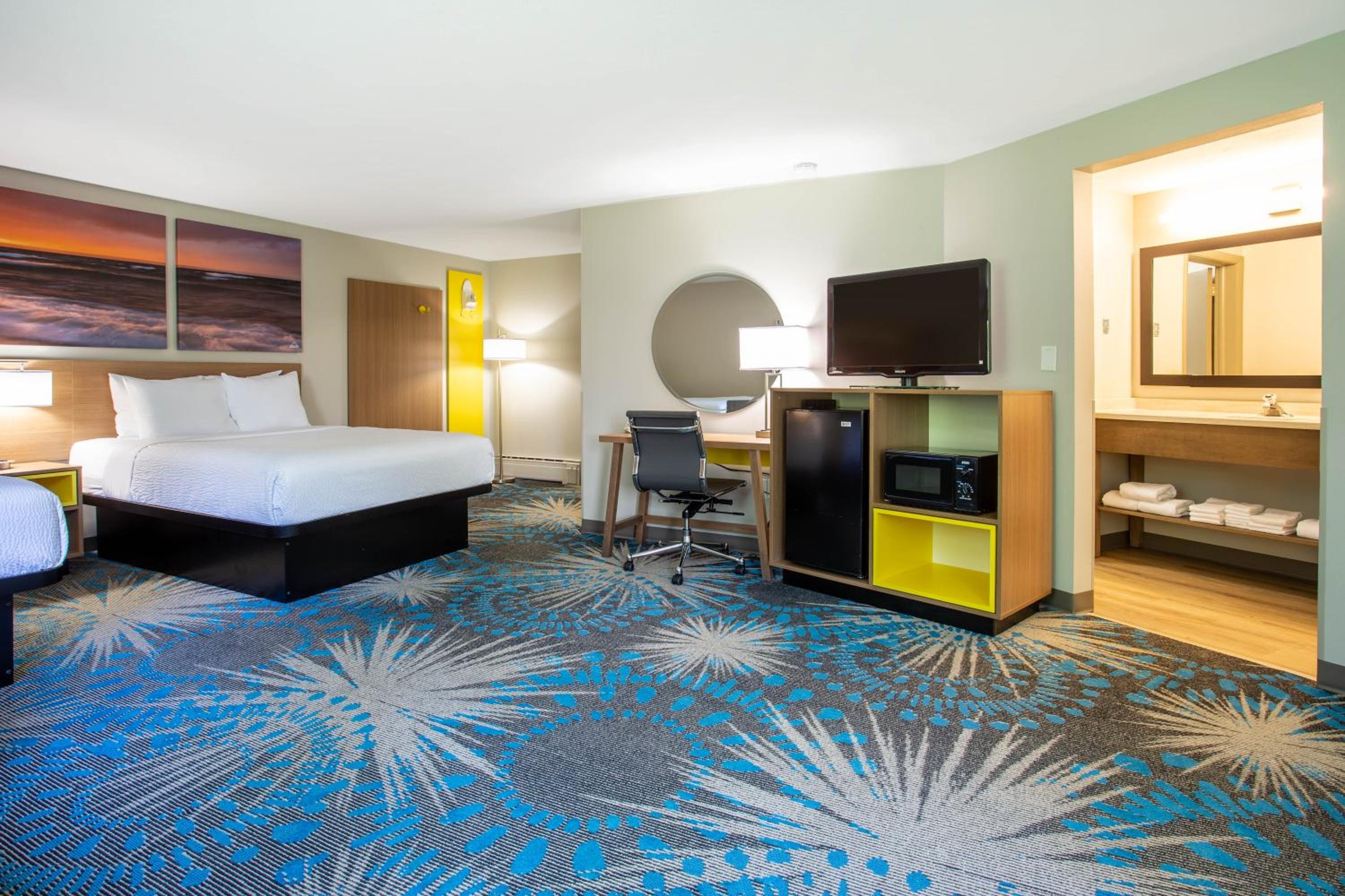 Studio Suite with Three Queen Beds - Non-Smoking - Photo 3