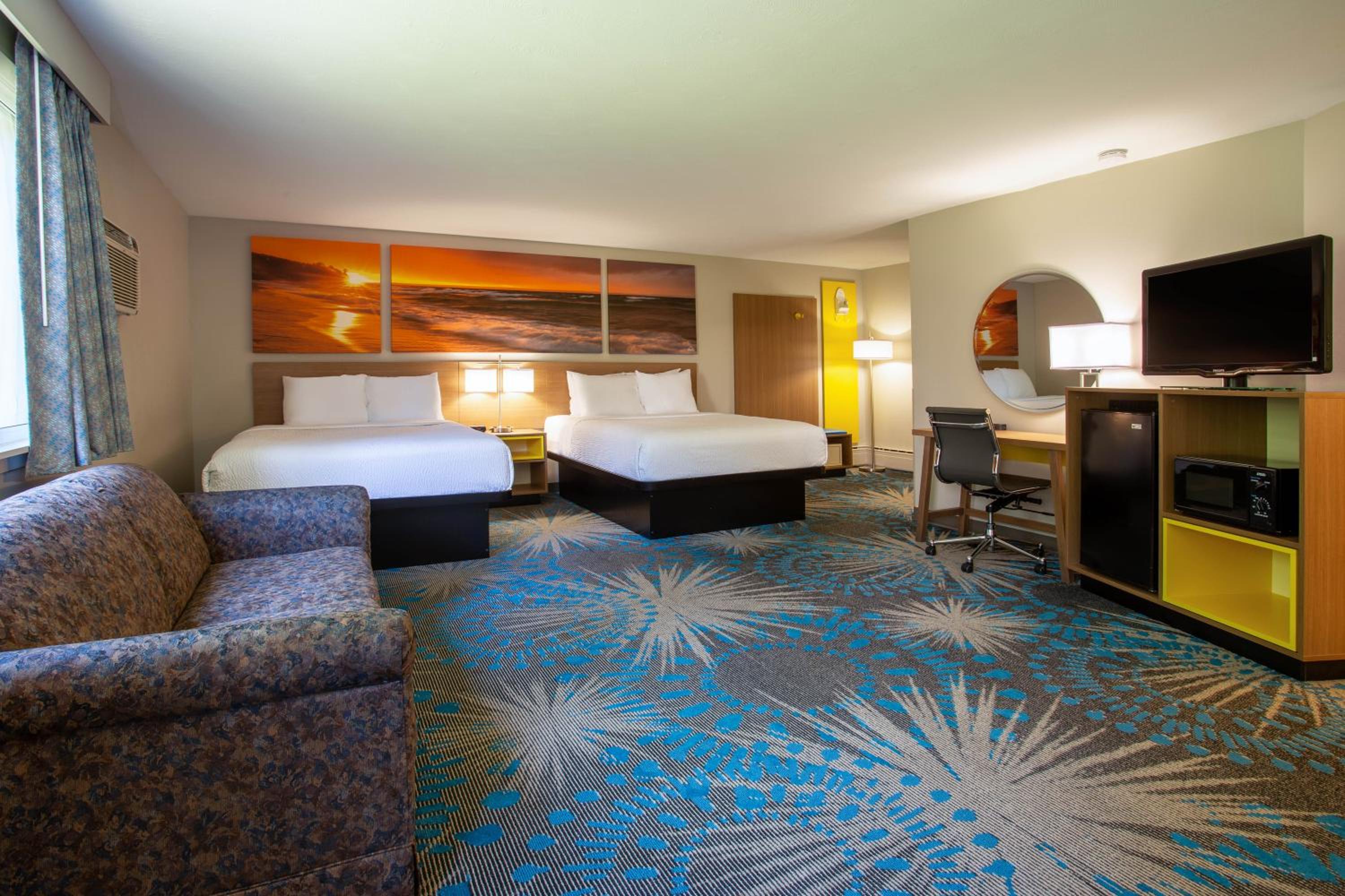 Studio Suite with Three Queen Beds - Non-Smoking - Photo 2