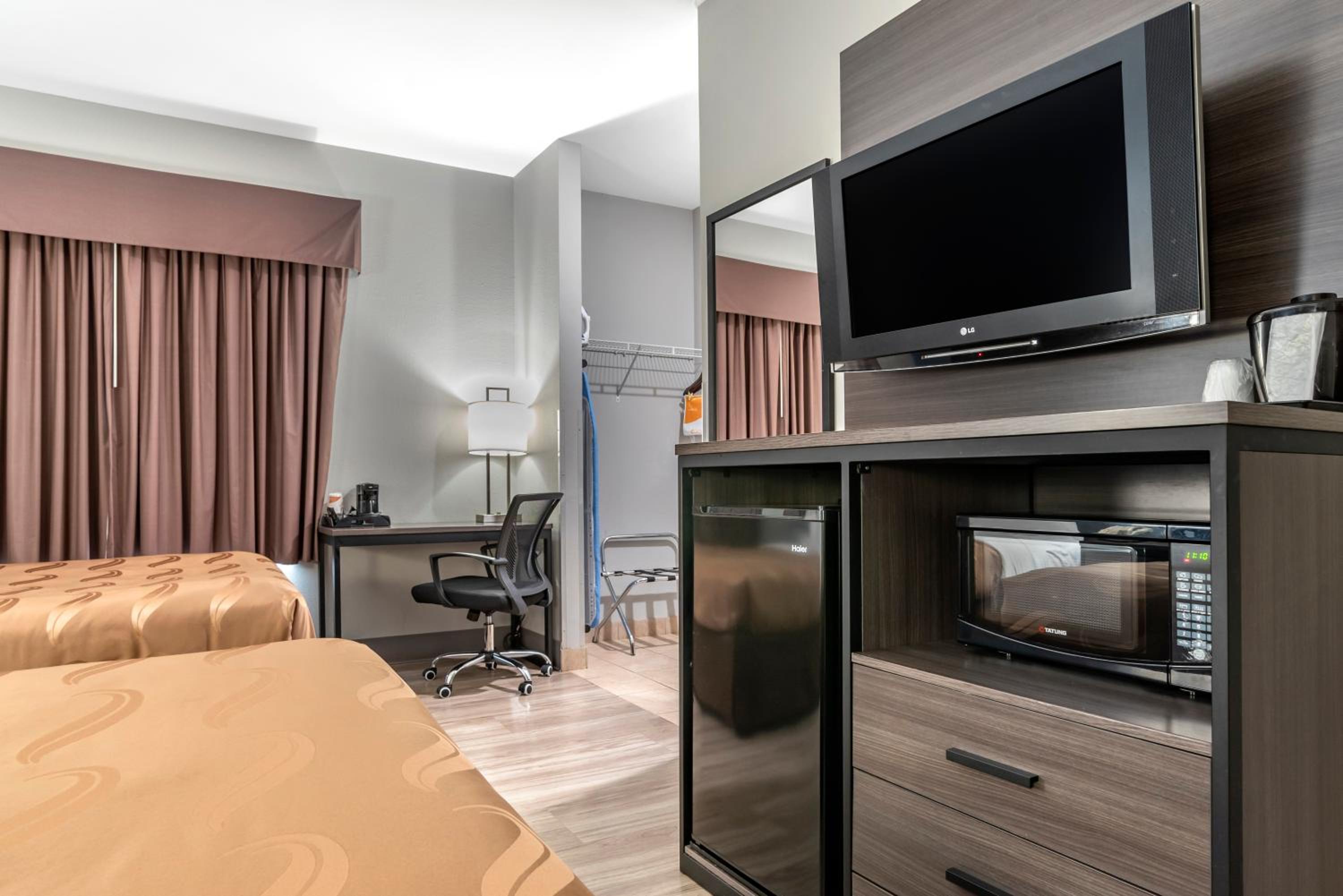 Double Room with Two Double Beds - Non-Smoking - Photo 2