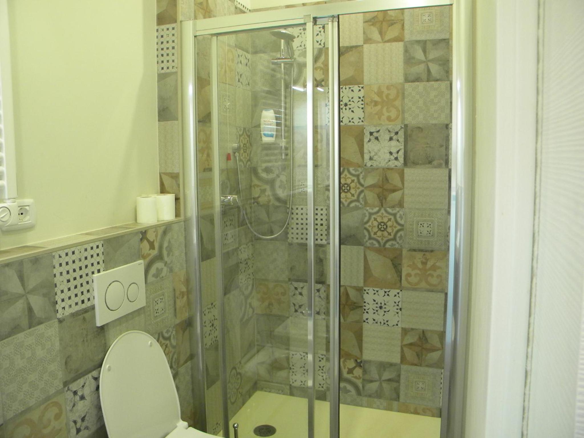 Double Room with Private Bathroom - Photo 10