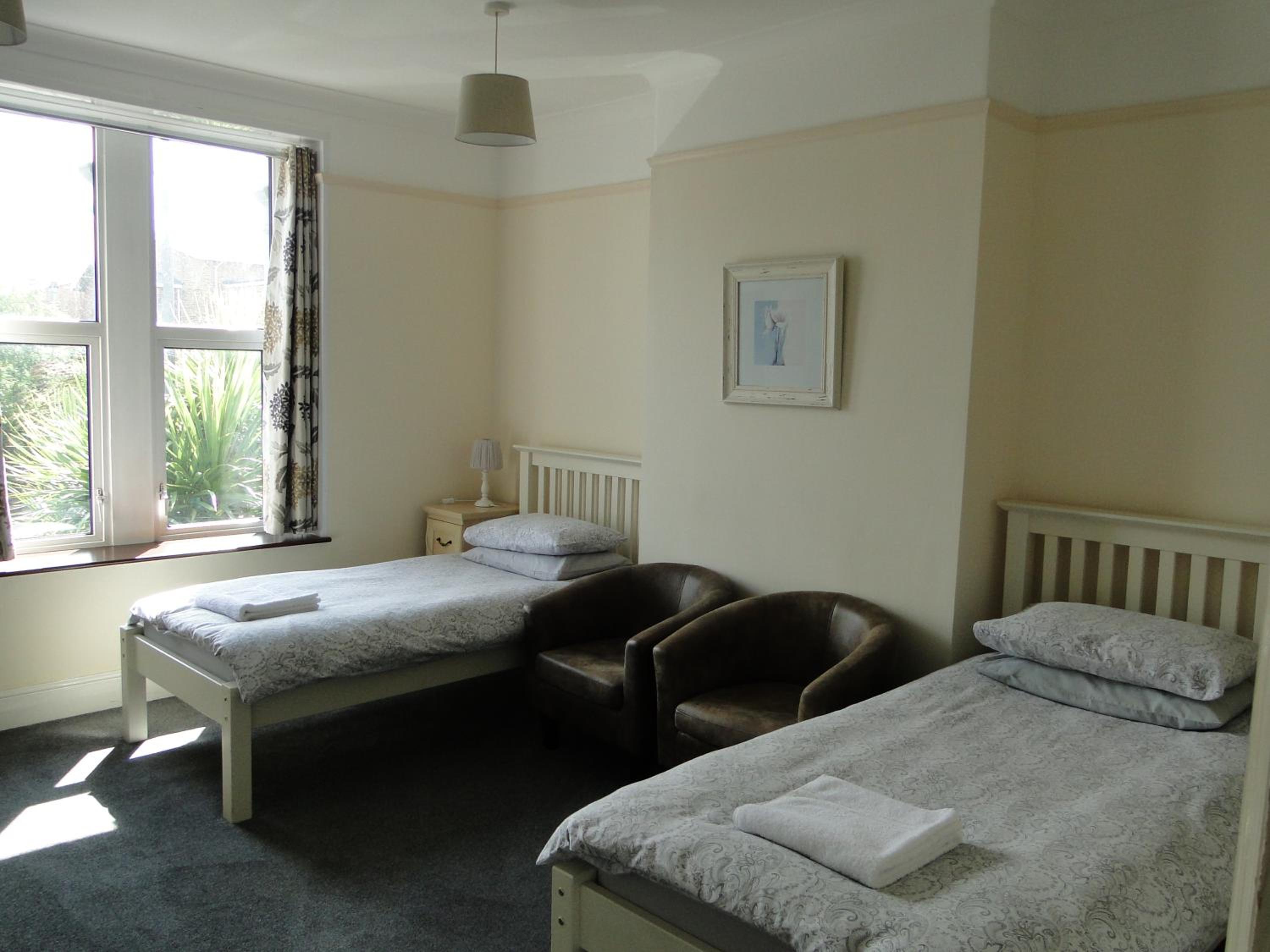 Large Twin Room - Photo 1