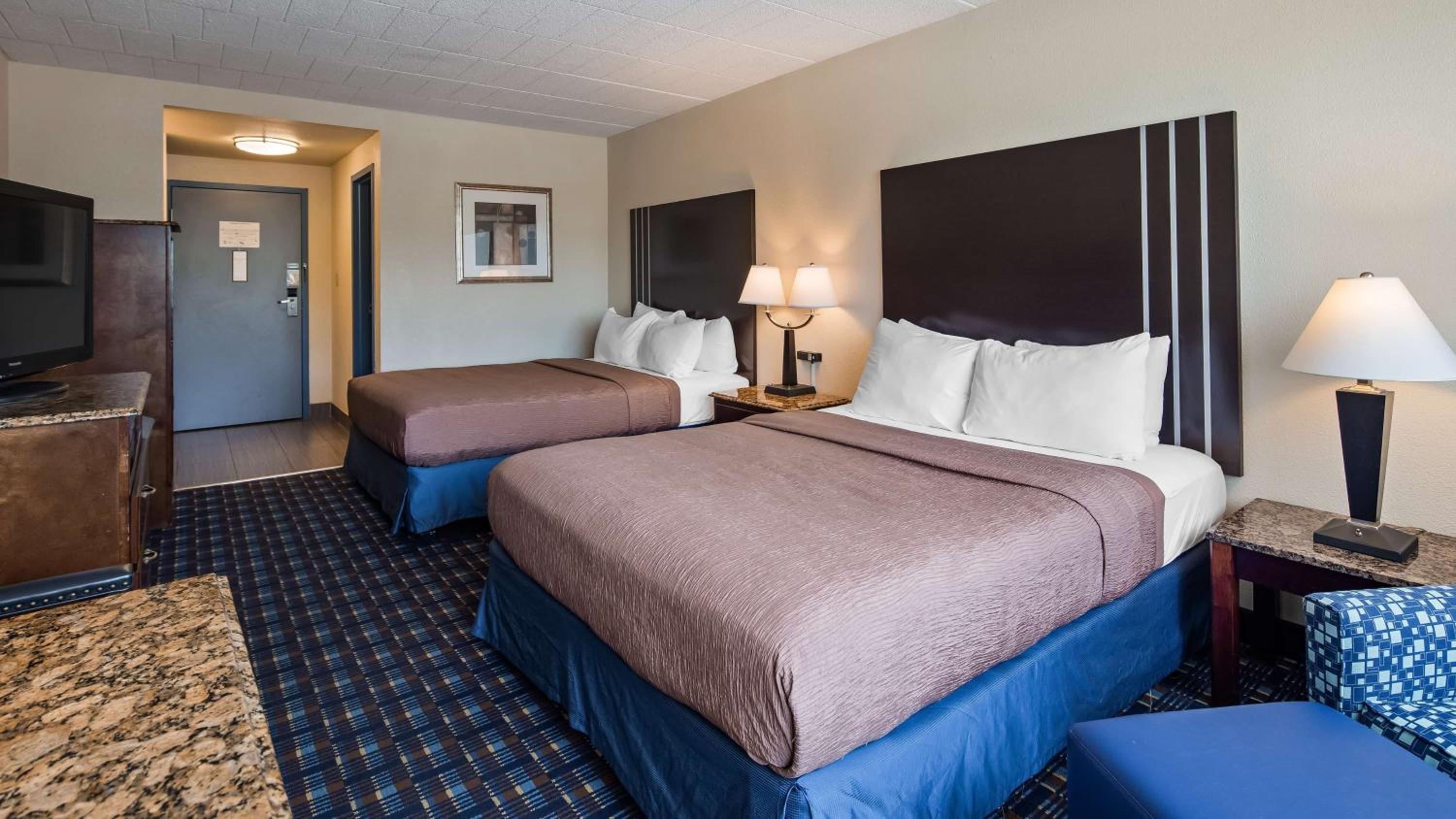 Queen Room with Two Queen Beds - Non-Smoking - Photo 4