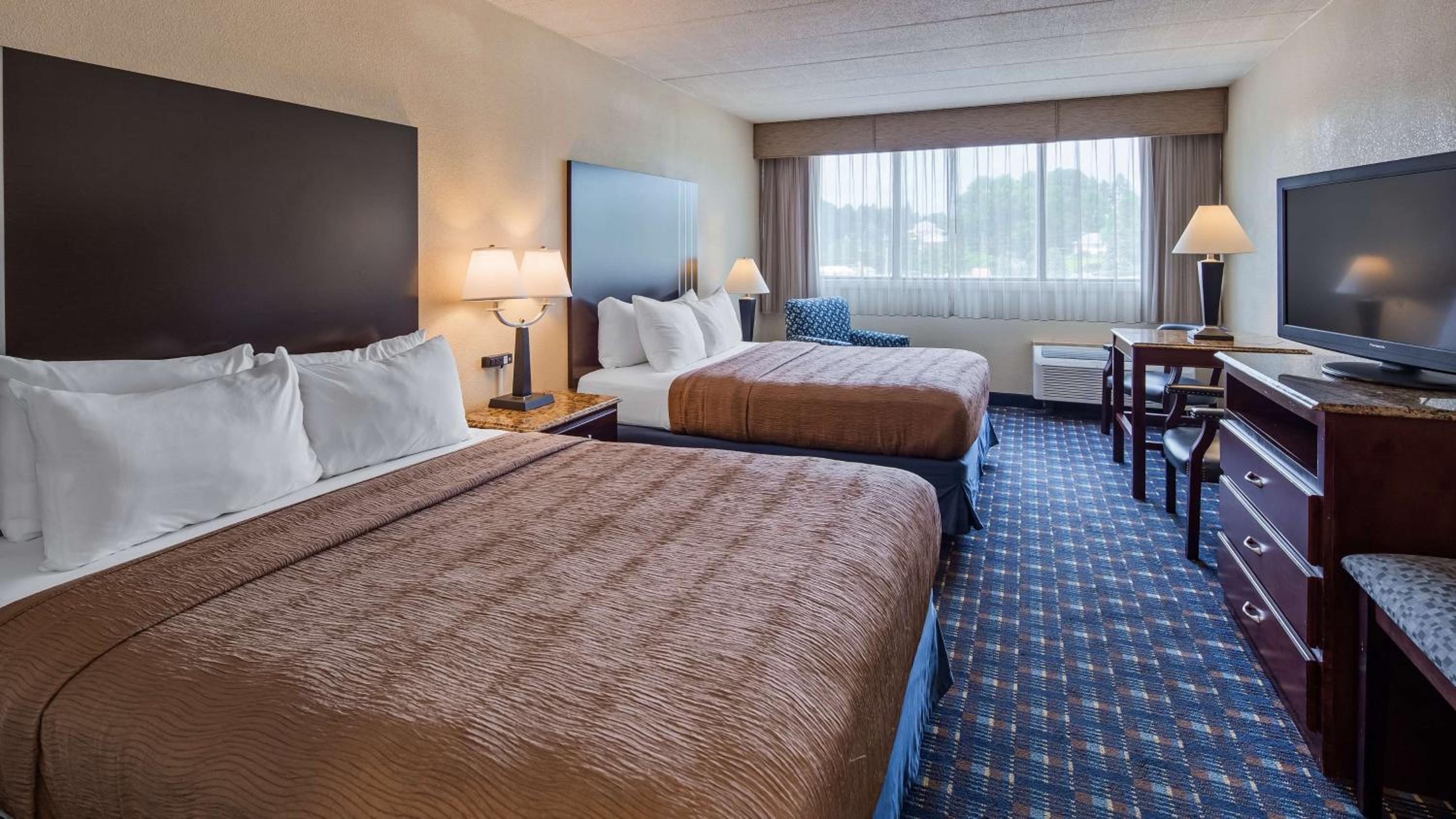 Queen Room with Two Queen Beds - Non-Smoking - Photo 1